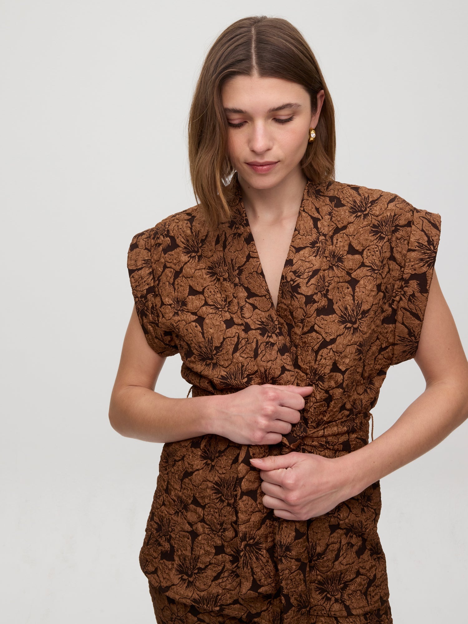 mioh | TEMPLE - Conjunto chaleco y pantalón damasco marrón. Vestidos de fiesta para invitadas de boda perfectas. Marca española de moda