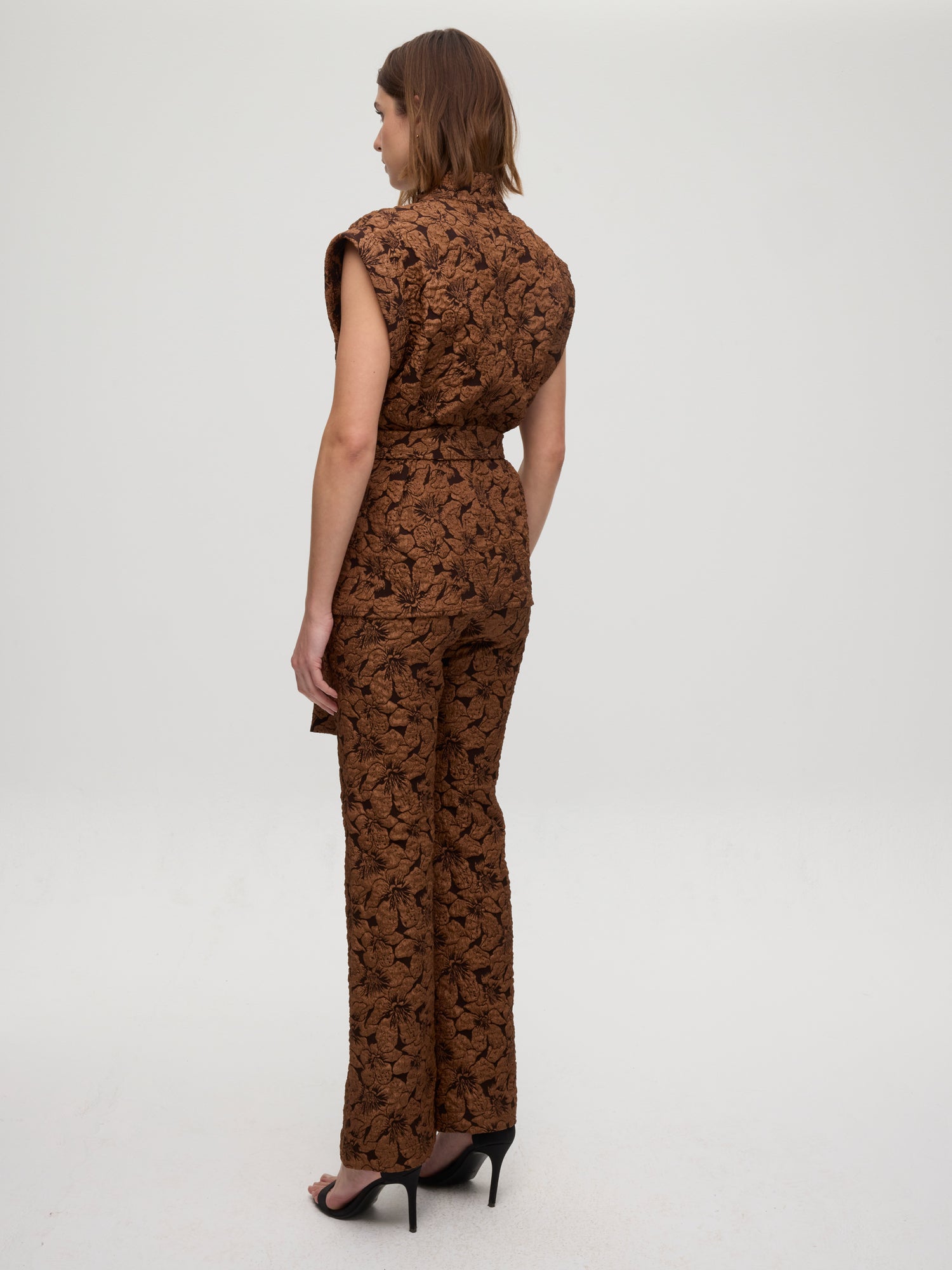 mioh | TEMPLE - Conjunto chaleco y pantalón damasco marrón. Vestidos de fiesta para invitadas de boda perfectas. Marca española de moda