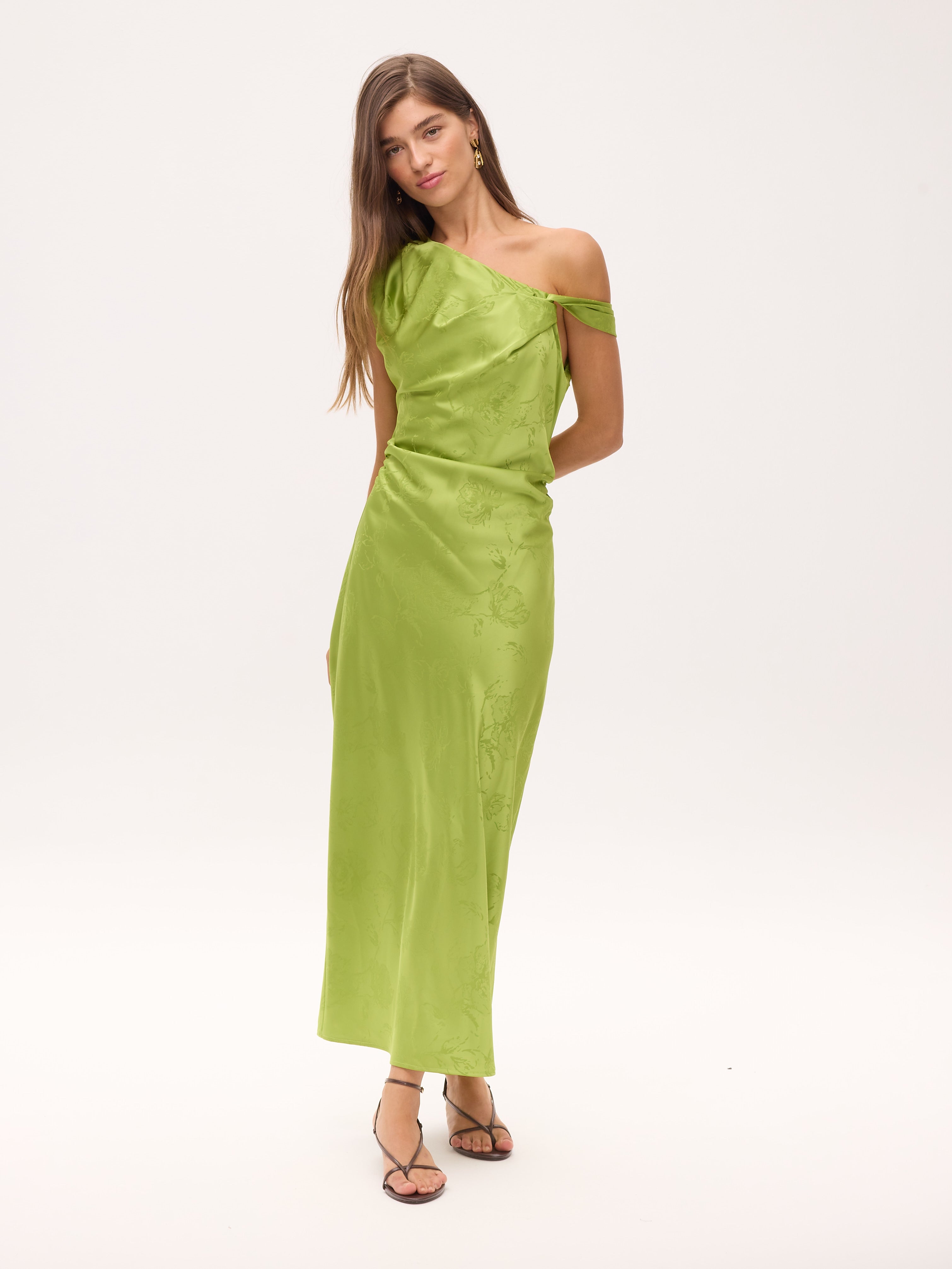 THESEO GREEN - Vestido jacquard asimétrico verde lima, para ser la invitada de boda perfecta y fiesta esta primavera verano. MIOH es la marca española de vestidos de fiesta mas de moda, preferida por influencers y famosas de España