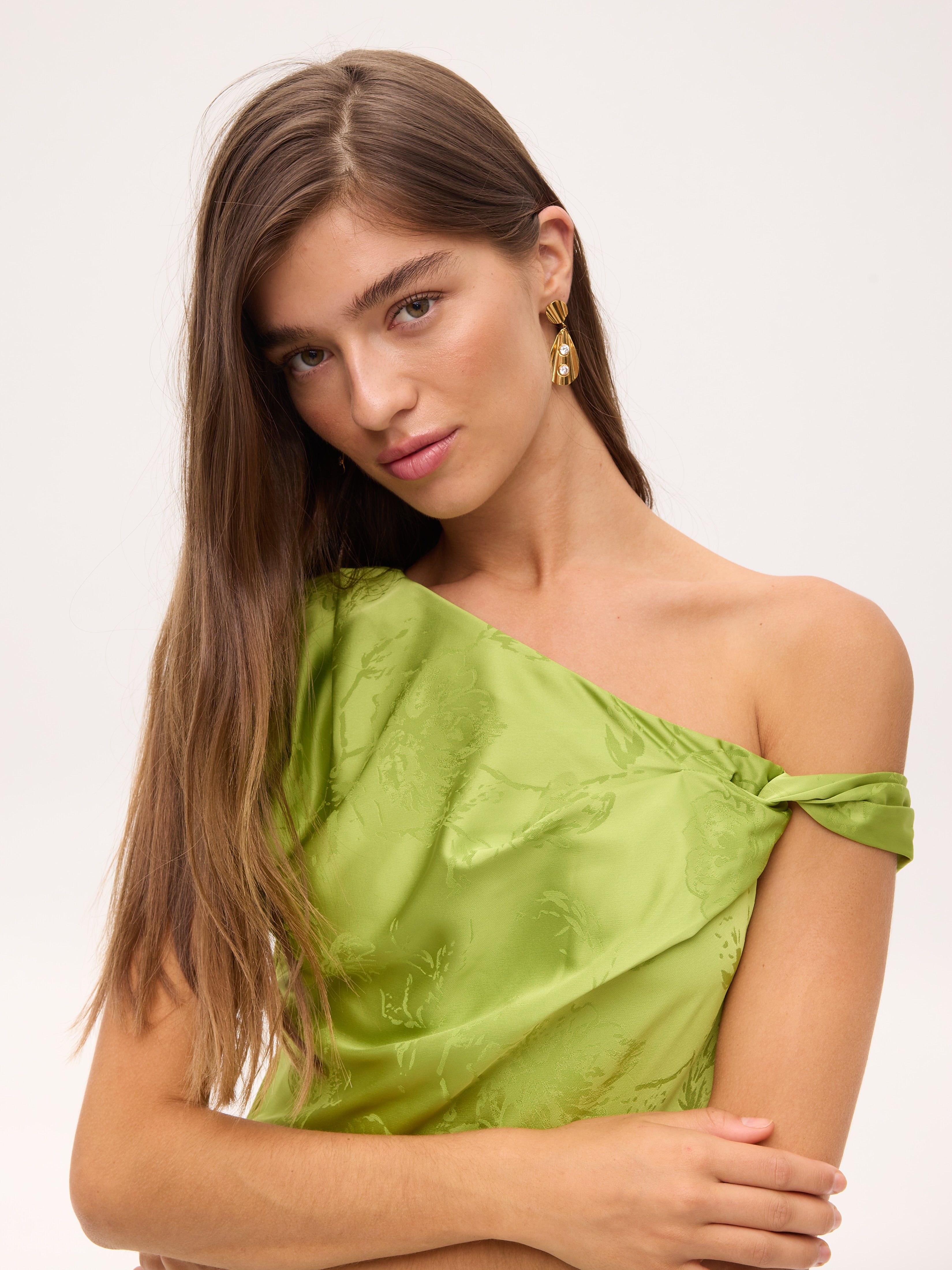 THESEO GREEN - Vestido jacquard asimétrico verde lima, para ser la invitada de boda perfecta y fiesta esta primavera verano. MIOH es la marca española de vestidos de fiesta mas de moda, preferida por influencers y famosas de España