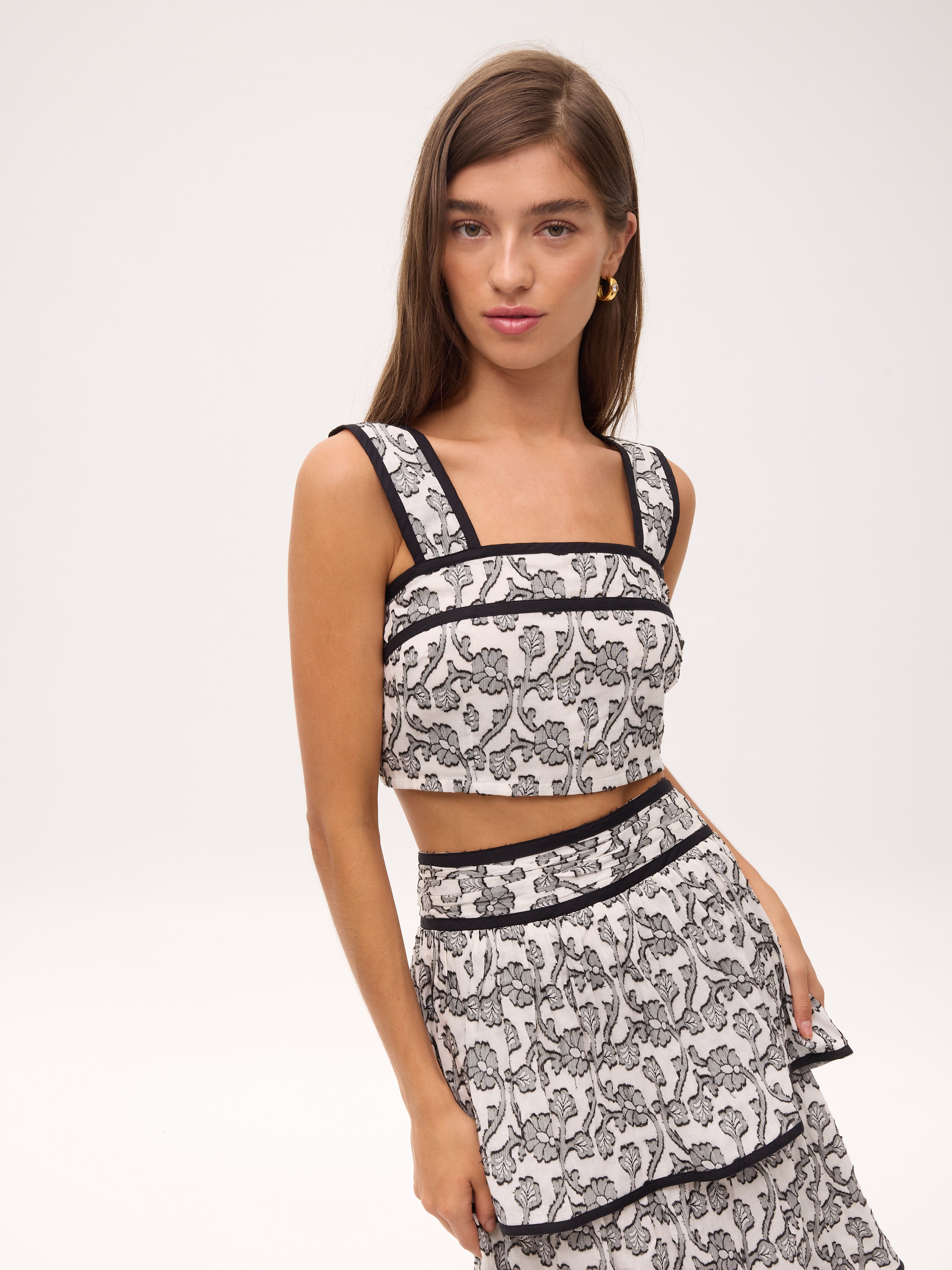 TITANIA BICOLOR - Conjunto blanco y negro floral, perfecto para invitadas de boda y fiesta spring summer. MIOH es la marca que eligen las influencers de España para sus eventos, como bodas y fiestas