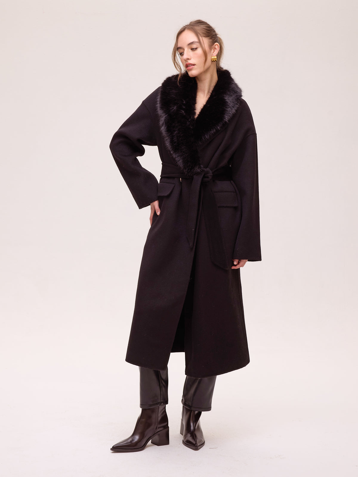 TUBE BLACK - Abrigo largo de lana negro con cuello faux fur, perfecto para bodas y eventos de invierno sin renunciar al estilo. MIOH, moda española de invitada