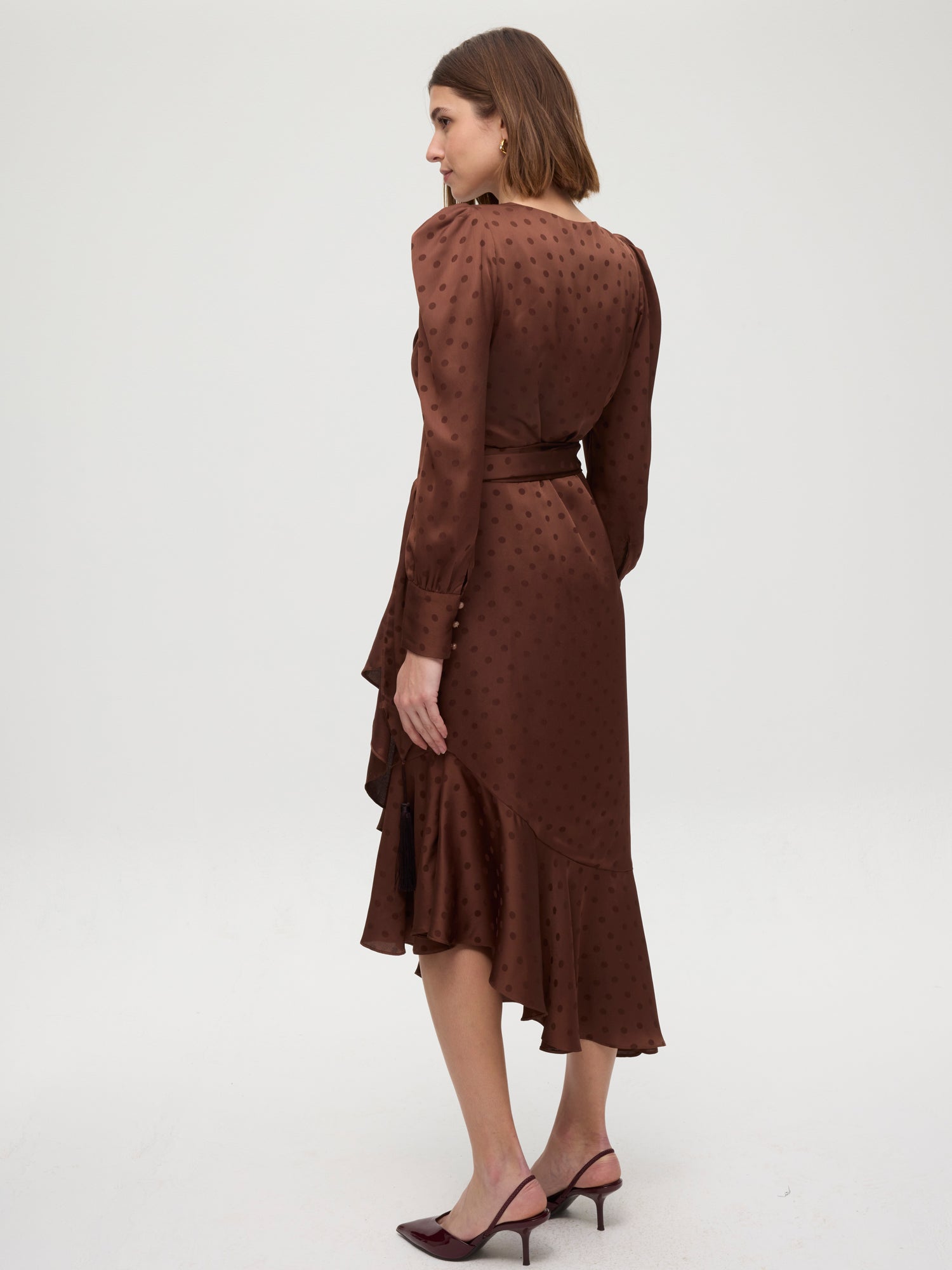 mioh | VALLEY BROWN - Vestido envolvente de JCQRD lunares. Vestidos de fiesta para invitadas de boda perfectas. Marca española de moda