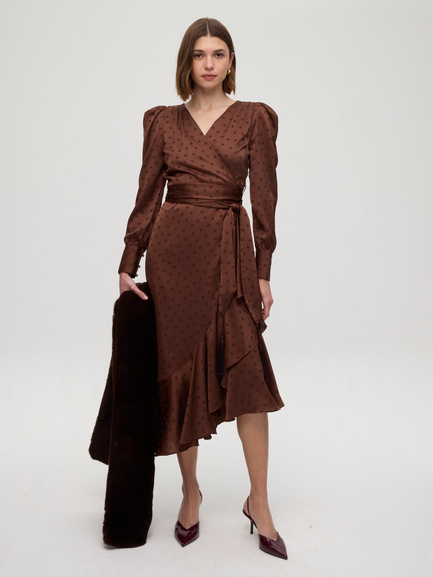 mioh | VALLEY BROWN - Vestido envolvente de JCQRD lunares. Vestidos de fiesta para invitadas de boda perfectas. Marca española de moda