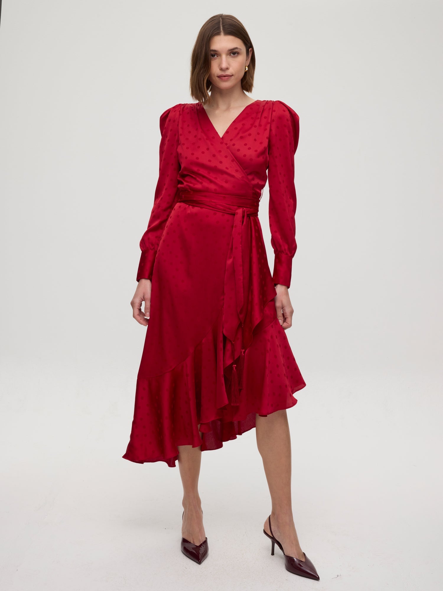 mioh | VALLEY RED - Vestido envolvente de JCQRD lunares r. Vestidos de fiesta para invitadas de boda perfectas. Marca española de moda