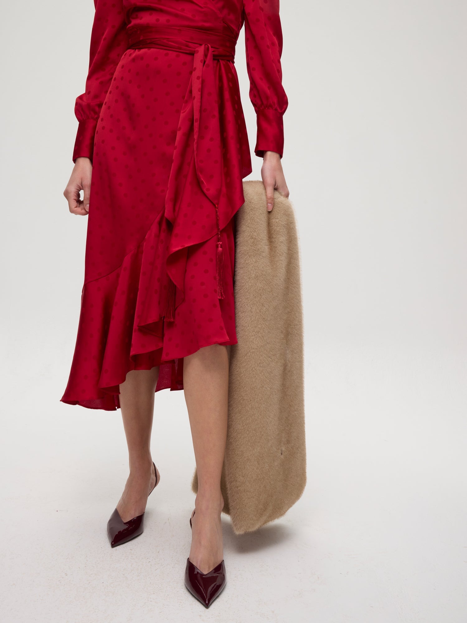 mioh | VALLEY RED - Vestido envolvente de JCQRD lunares r. Vestidos de fiesta para invitadas de boda perfectas. Marca española de moda
