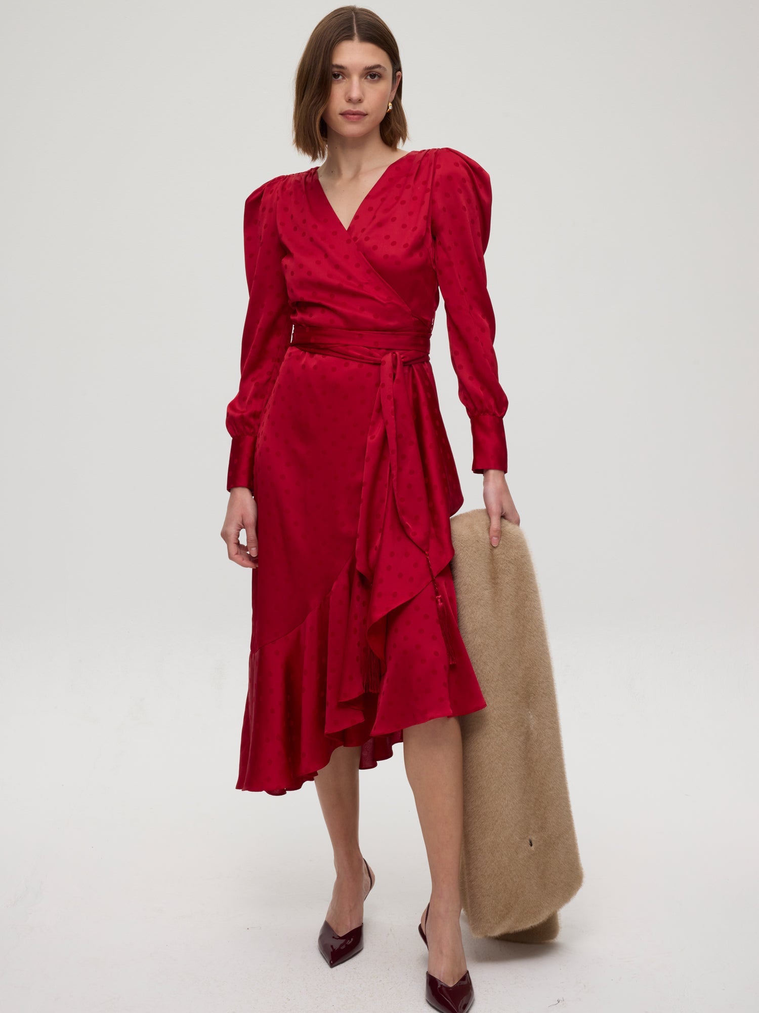 mioh | VALLEY RED - Vestido envolvente de JCQRD lunares r. Vestidos de fiesta para invitadas de boda perfectas. Marca española de moda