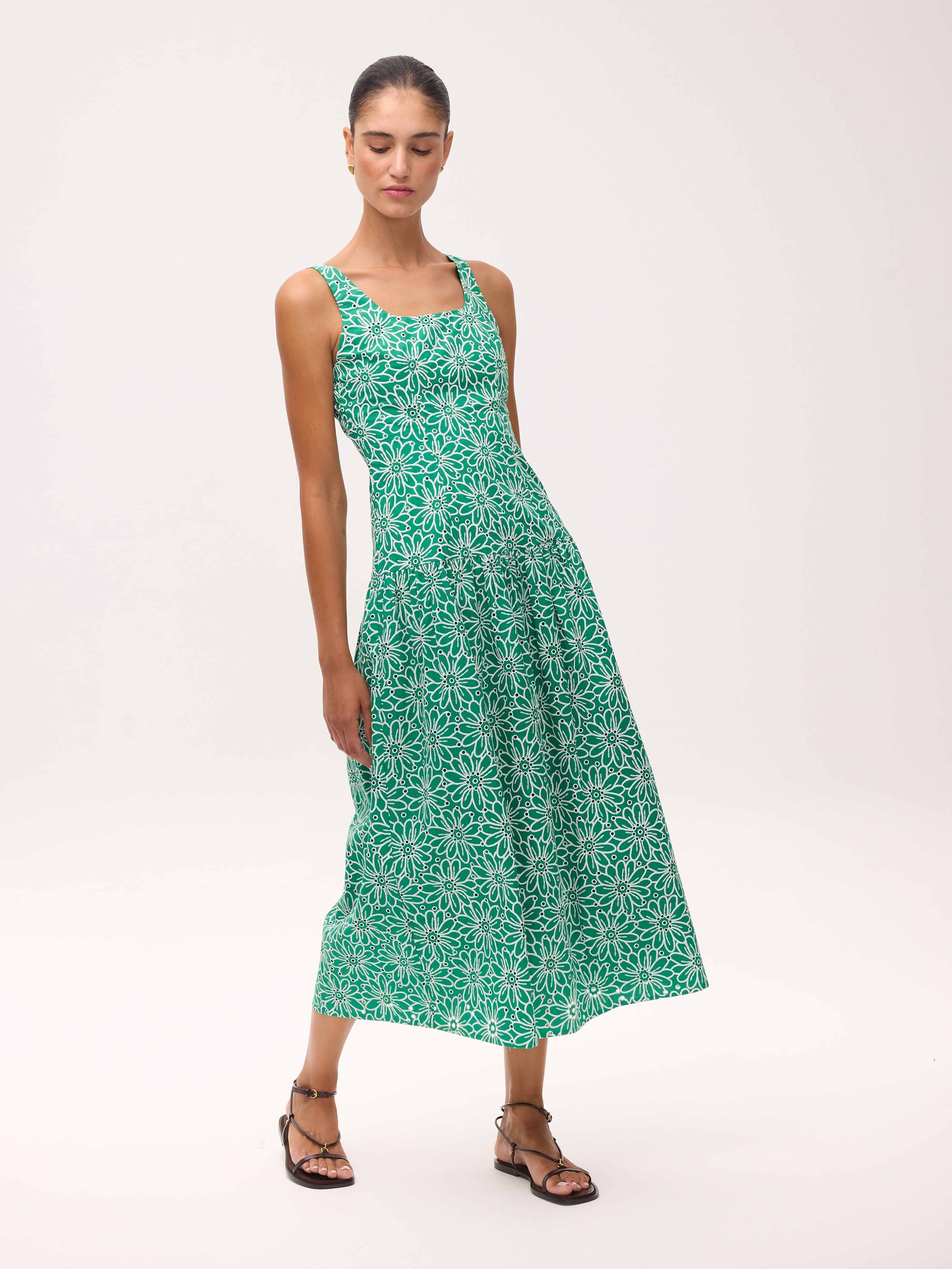 VENICE GREEN - Vestido tirantes estampado margaritas verde, perfecto para invitadas de boda y fiesta spring summer. MIOH es la marca española de vestidos de fiesta para invitadas de boda más de moda en España