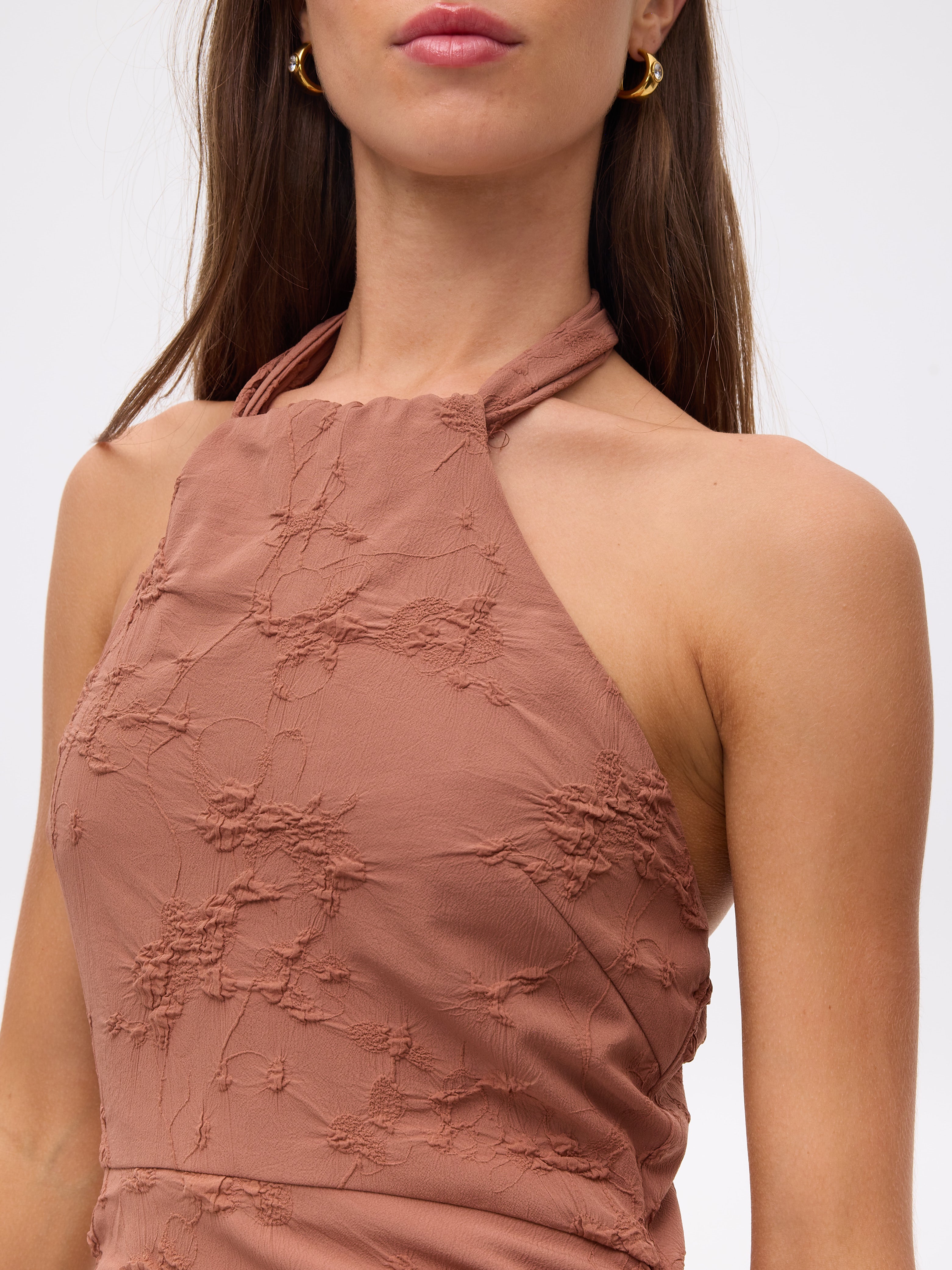 VERONA MOCA - Vestido cuello halter con volante damasco moca, perfecto para invitadas de boda y fiesta spring summer. MIOH es la marca española de vestidos de fiesta mas de moda, preferida por influencers y famosas de España