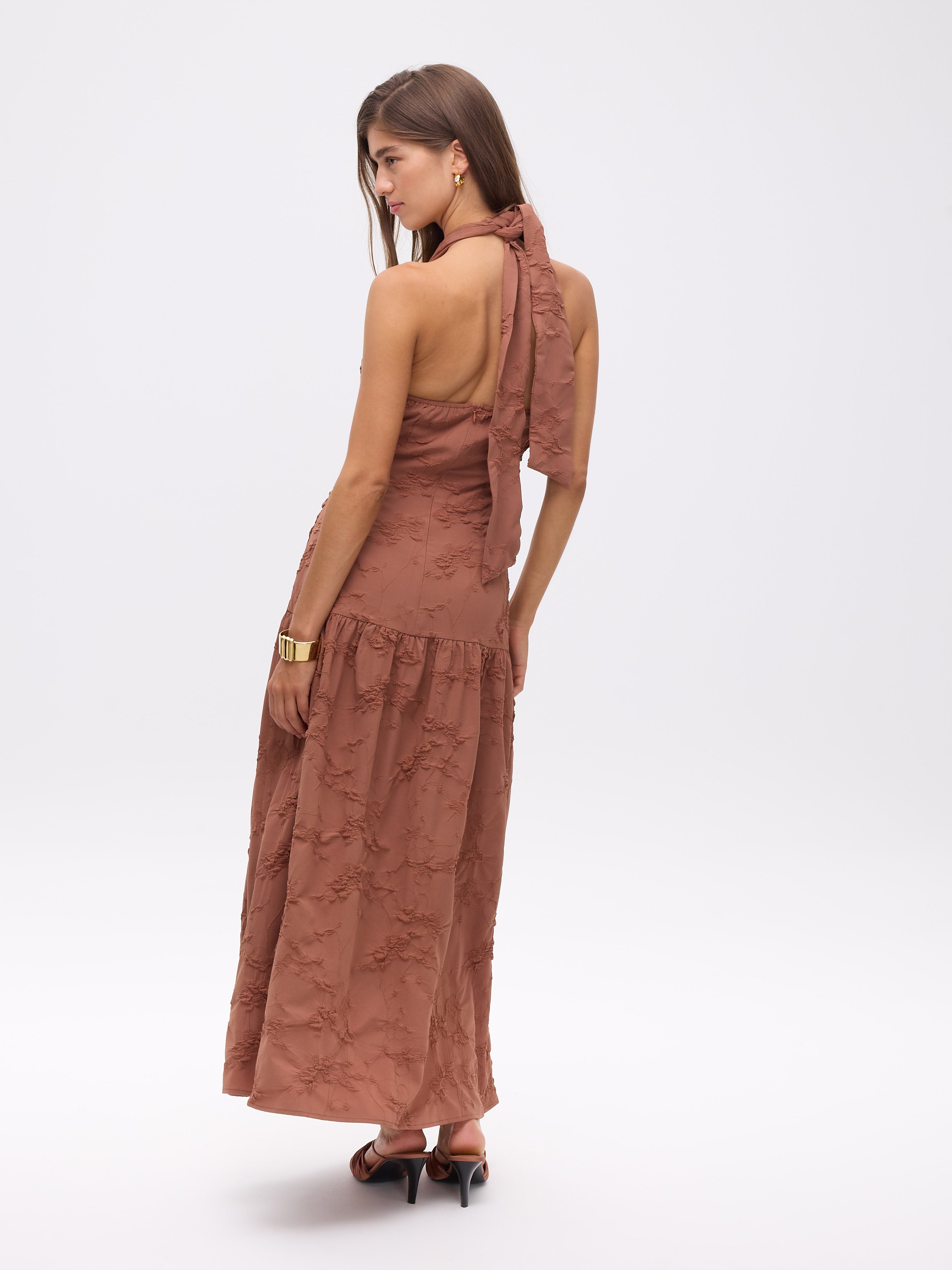 VERONA MOCA - Vestido cuello halter con volante damasco moca, perfecto para invitadas de boda y fiesta spring summer. MIOH es la marca española de vestidos de fiesta mas de moda, preferida por influencers y famosas de España