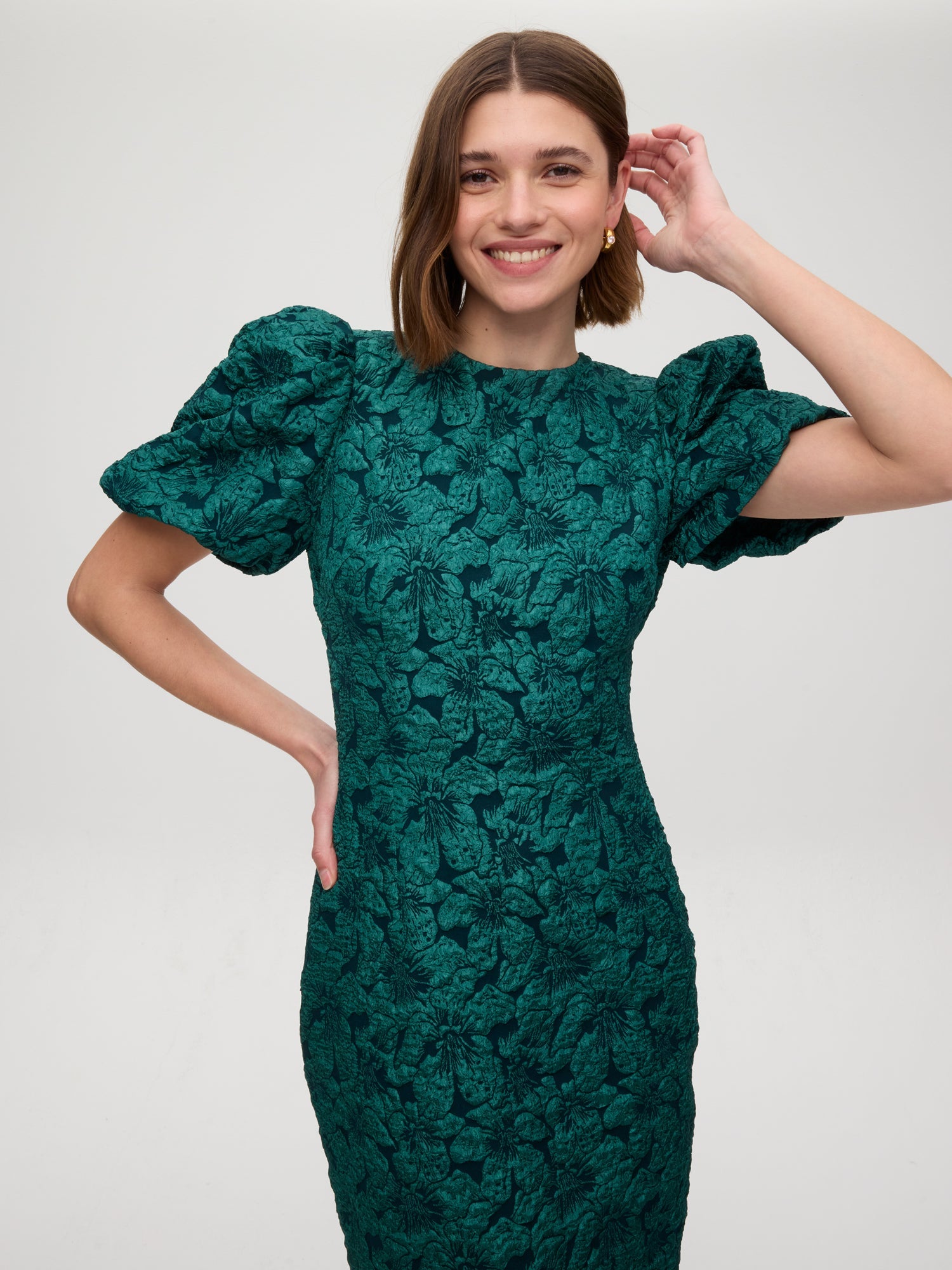 mioh | VERSALLES - Vestido damasco verde manga corta escote espalda. Vestidos de fiesta para invitadas de boda perfectas. Marca española de moda