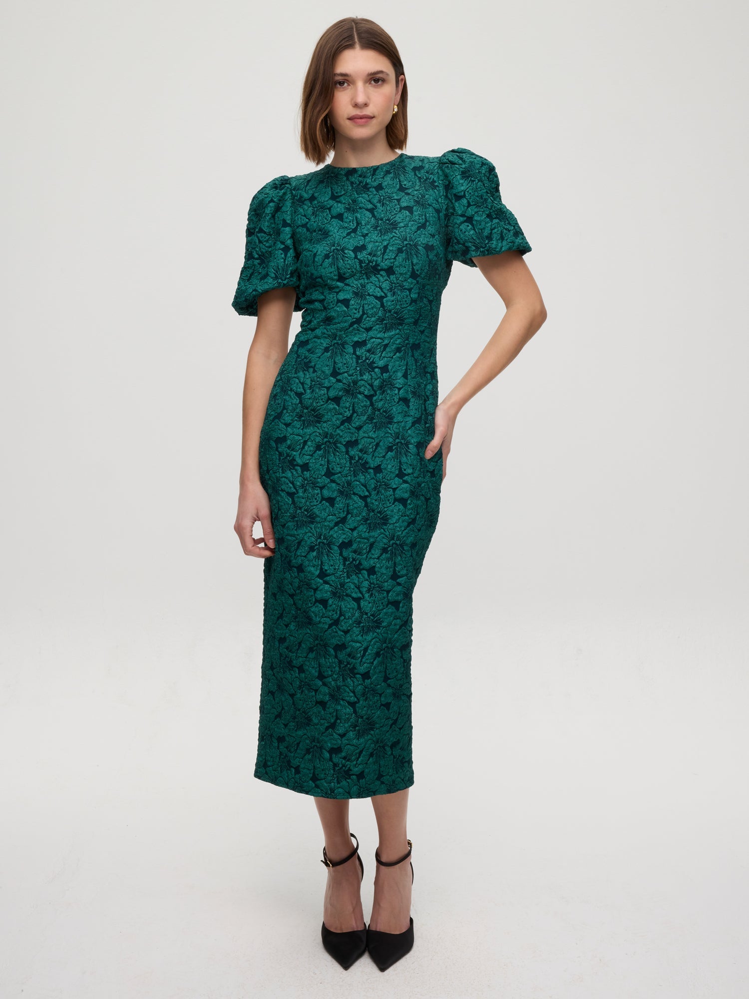 mioh | VERSALLES - Vestido damasco verde manga corta escote espalda. Vestidos de fiesta para invitadas de boda perfectas. Marca española de moda