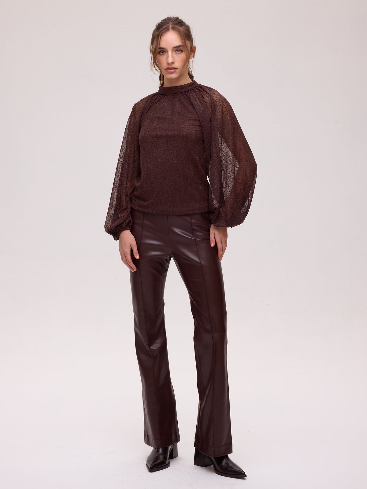 VIENTO GRANA PANT - Pantalón flare polipiel grana, combínala con el resto de la colección FW26 de MIOH y crea tu look de invitada perfecta