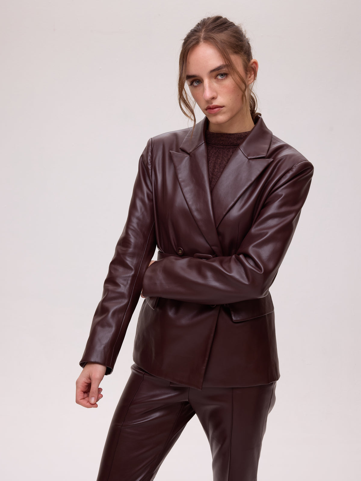VIENTO GRANA TOP - Blazer cruzada polipiel grana, disponible de la talla XS a la XXL. MIOH, moda española de invitada de boda y evento
