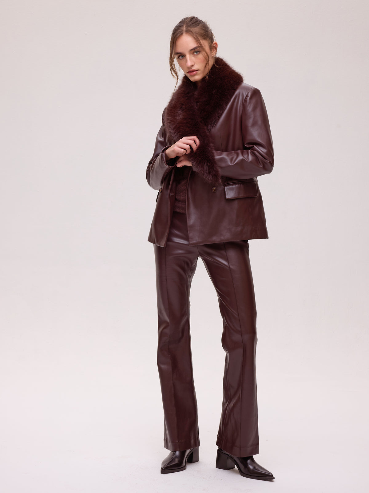 VIENTO GRANA TOP - Blazer cruzada polipiel grana, una prenda versátil que funciona en boda, en cóctel y también a diario. MIOH, moda española