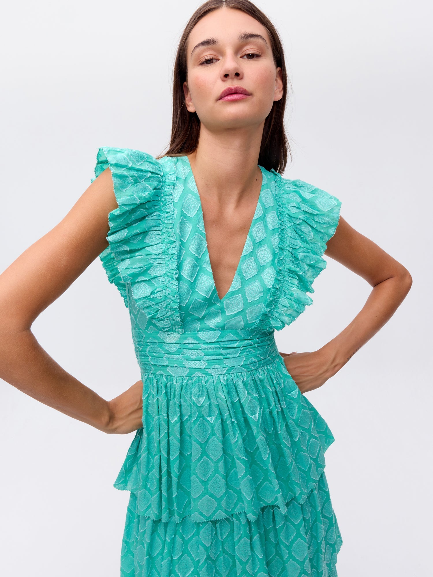 MIOH | WATERFALL DIAMOND - Vestido de volantes falda y escote jacquard verde para invitada de boda