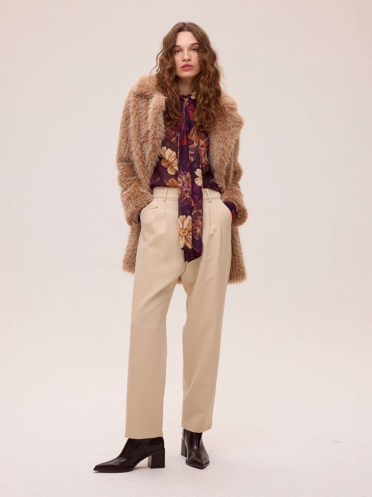 WORLD FEATHER - Abrigo faux fur - Feather, abrigo de la colección FW26 de MIOH, marca española de moda de invitada de boda y de fiesta