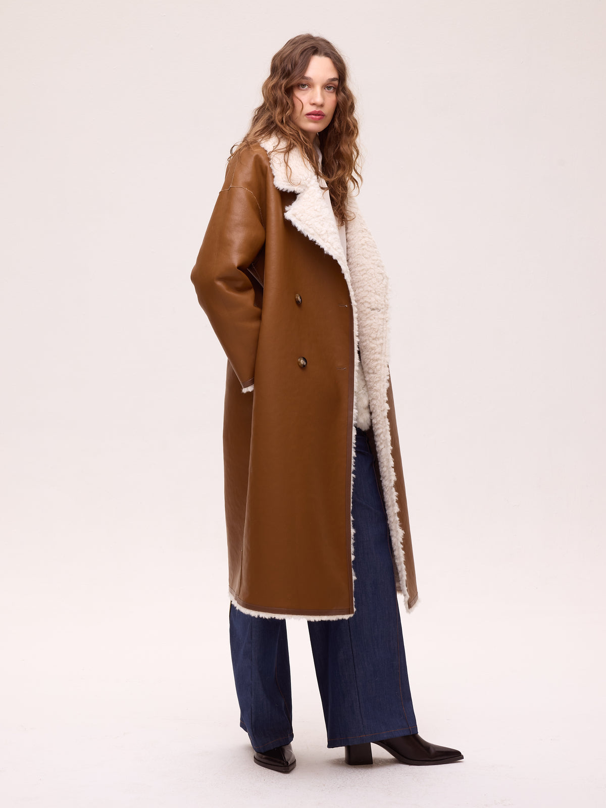 ZHIVAGO BROWN - Abrigo largo reversible - Ecopiel Marrón/ Pelo Blanco, abrigo de la colección FW26 de MIOH, marca española de moda de invitada de boda y de fiesta