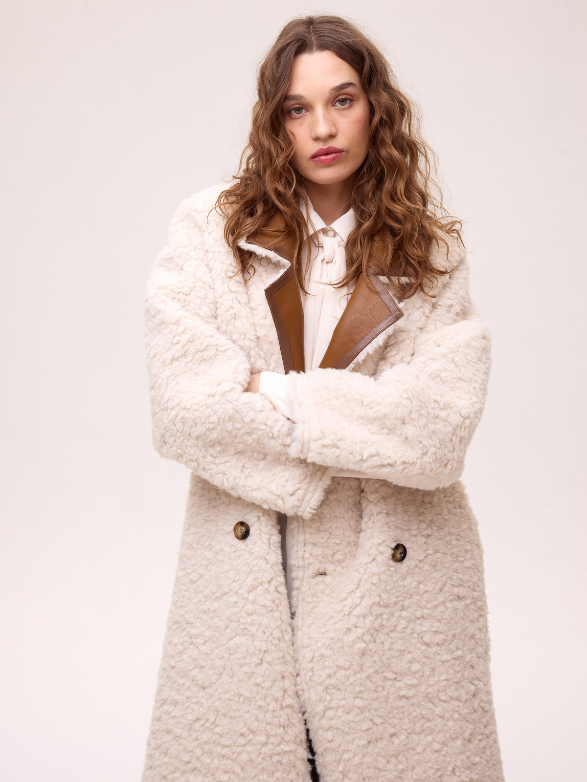ZHIVAGO BROWN - Abrigo largo reversible - Ecopiel Marrón/ Pelo Blanco, una pieza de abrigo tan protagonista como el vestido. MIOH, moda de invitada en España