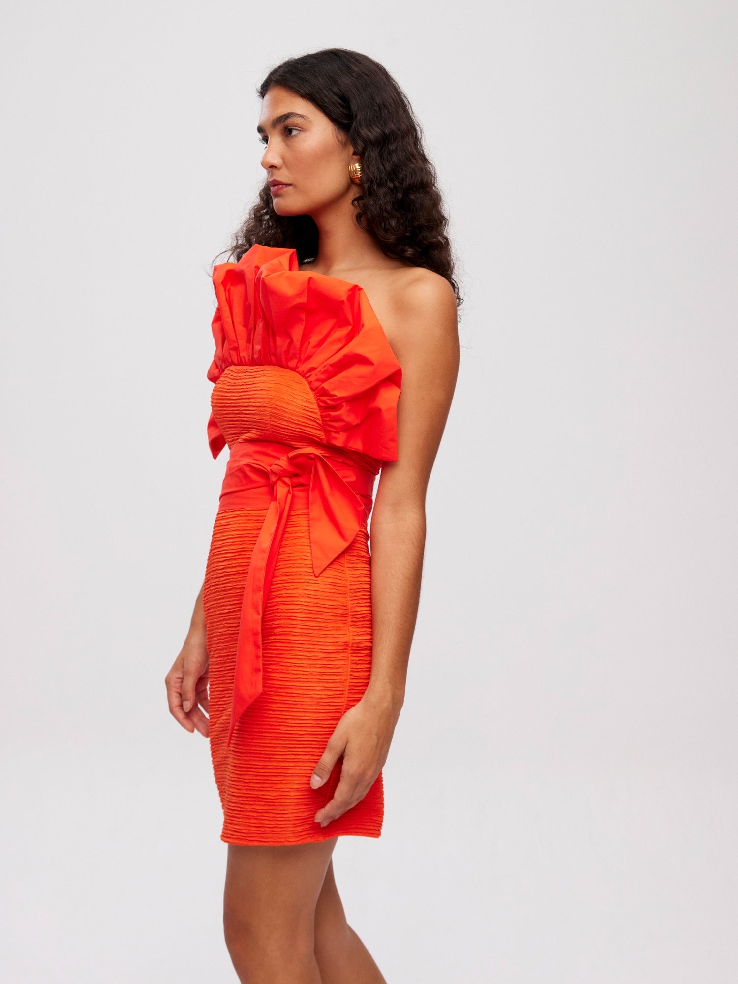mioh | AGALI ORANGE - Vestido corto popelín naranja para invitada de boda, fiesta y evento. Tendencia vestidos invitada Primavera Verano 2024. MIOH la marca española de vestidos más de moda