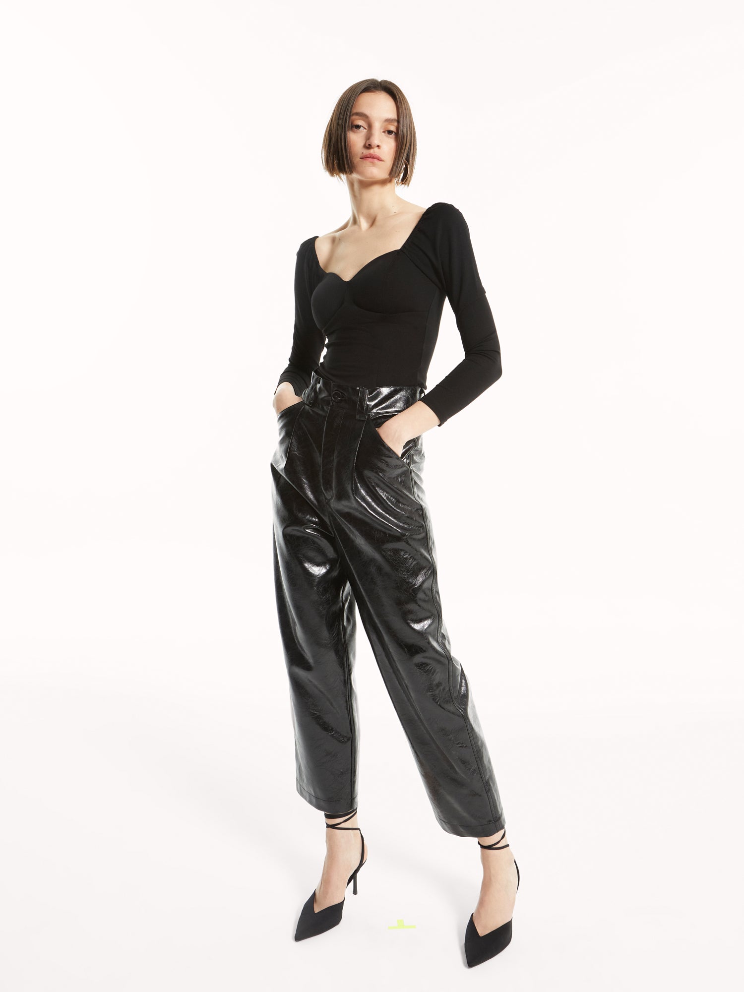 mioh | DO BLACK - Top punto roma negro street style 2022. Top punto roma elástico con escote corazón. Perfecto para el día a día. Combínalo con cualquiera de nuestros pantalones y abrigos para hacer un look streetstyle espectacular. El top es abrigadito, perfecto para la temporada Otoño Invierno 2022.