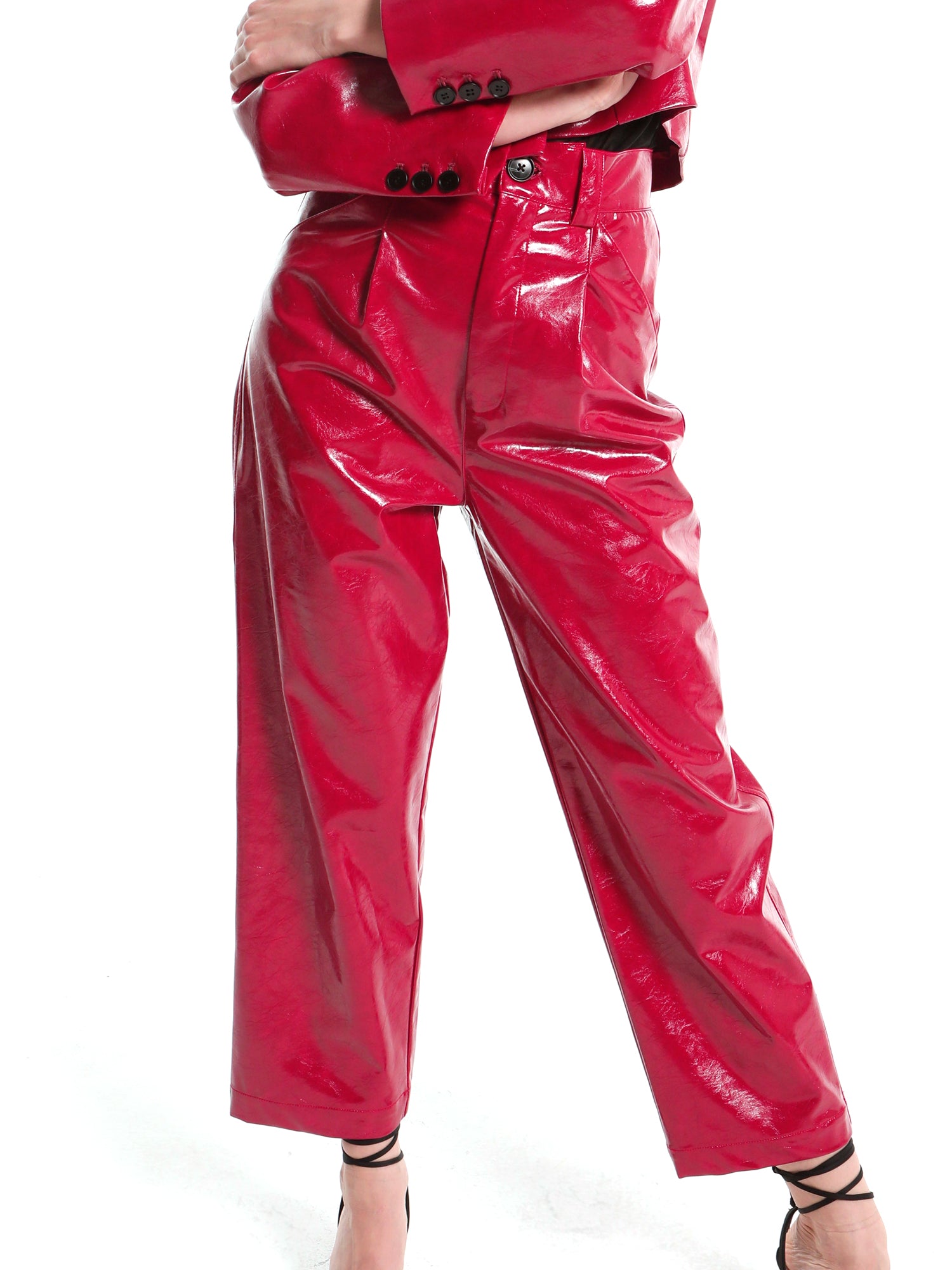 mioh | DRUM RED - Chaqueta torera rojo vinilo invitada, evento, arreglado. La torera DRUM RED es nuestra chaqueta roja efecto vinilo de esta colección. Pura tendencia, esta chaqueta conjunta con el pantalón a juego BASS RED y con cualquiera de nuestros vestidos. Conjunto street style en estado puro. Sin duda uno de looks de esta temporada.