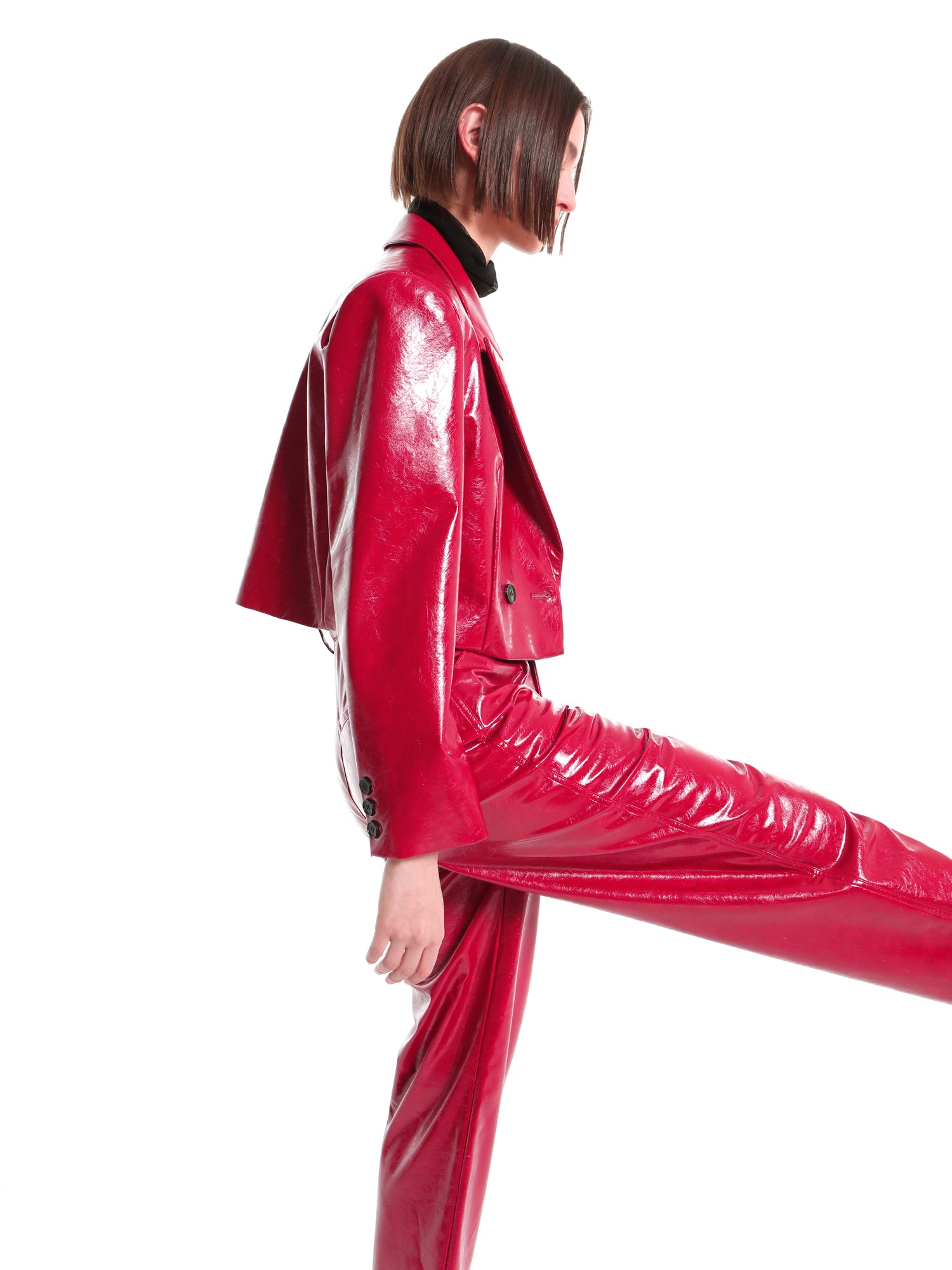 mioh | DRUM RED - Chaqueta torera rojo vinilo invitada, evento, arreglado. La torera DRUM RED es nuestra chaqueta roja efecto vinilo de esta colección. Pura tendencia, esta chaqueta conjunta con el pantalón a juego BASS RED y con cualquiera de nuestros vestidos. Conjunto street style en estado puro. Sin duda uno de looks de esta temporada.