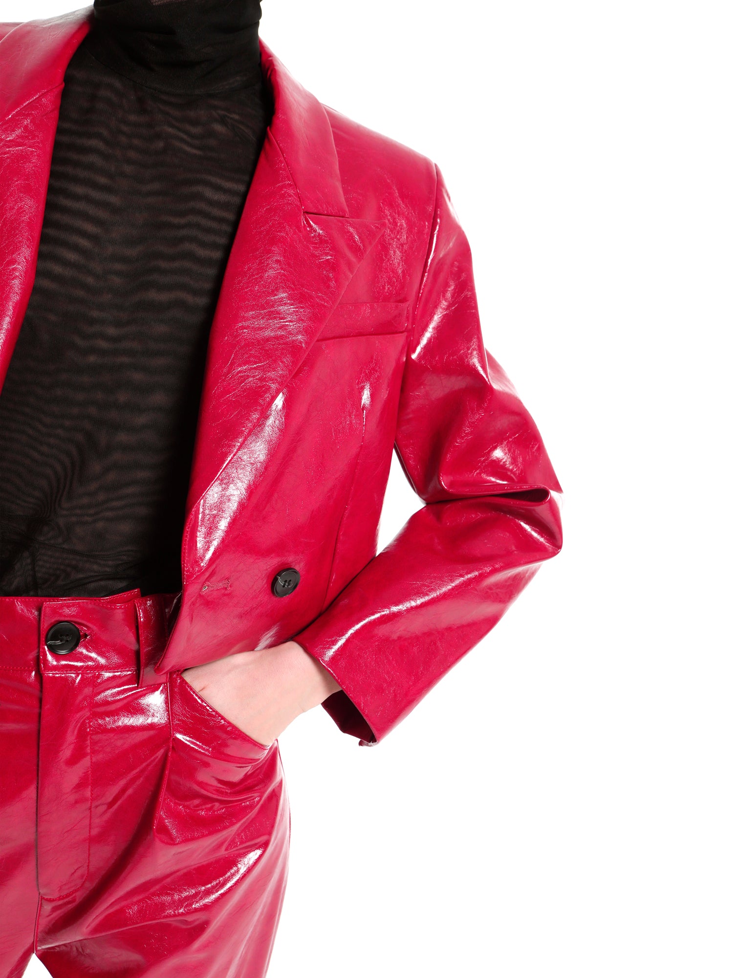 mioh | DRUM RED - Chaqueta torera rojo vinilo invitada, evento, arreglado. La torera DRUM RED es nuestra chaqueta roja efecto vinilo de esta colección. Pura tendencia, esta chaqueta conjunta con el pantalón a juego BASS RED y con cualquiera de nuestros vestidos. Conjunto street style en estado puro. Sin duda uno de looks de esta temporada.