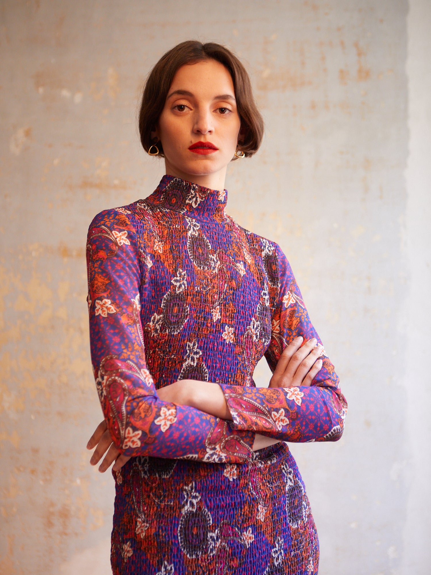 mioh | FUNK PAISLEY - Vestido midi para invitada de boda y eventos. FUNK PAISLEY. Vestido para invitada perfecta de boda, fiestas y eventos, así como para el día a día. Pura tendencia 2022. Estampado y colores preciosos que podrás lucir en toda clase de ocasiones. Ajuste perfecto por el nido de abeja. Te lo pondrás una y otra vez. Acierto seguro.