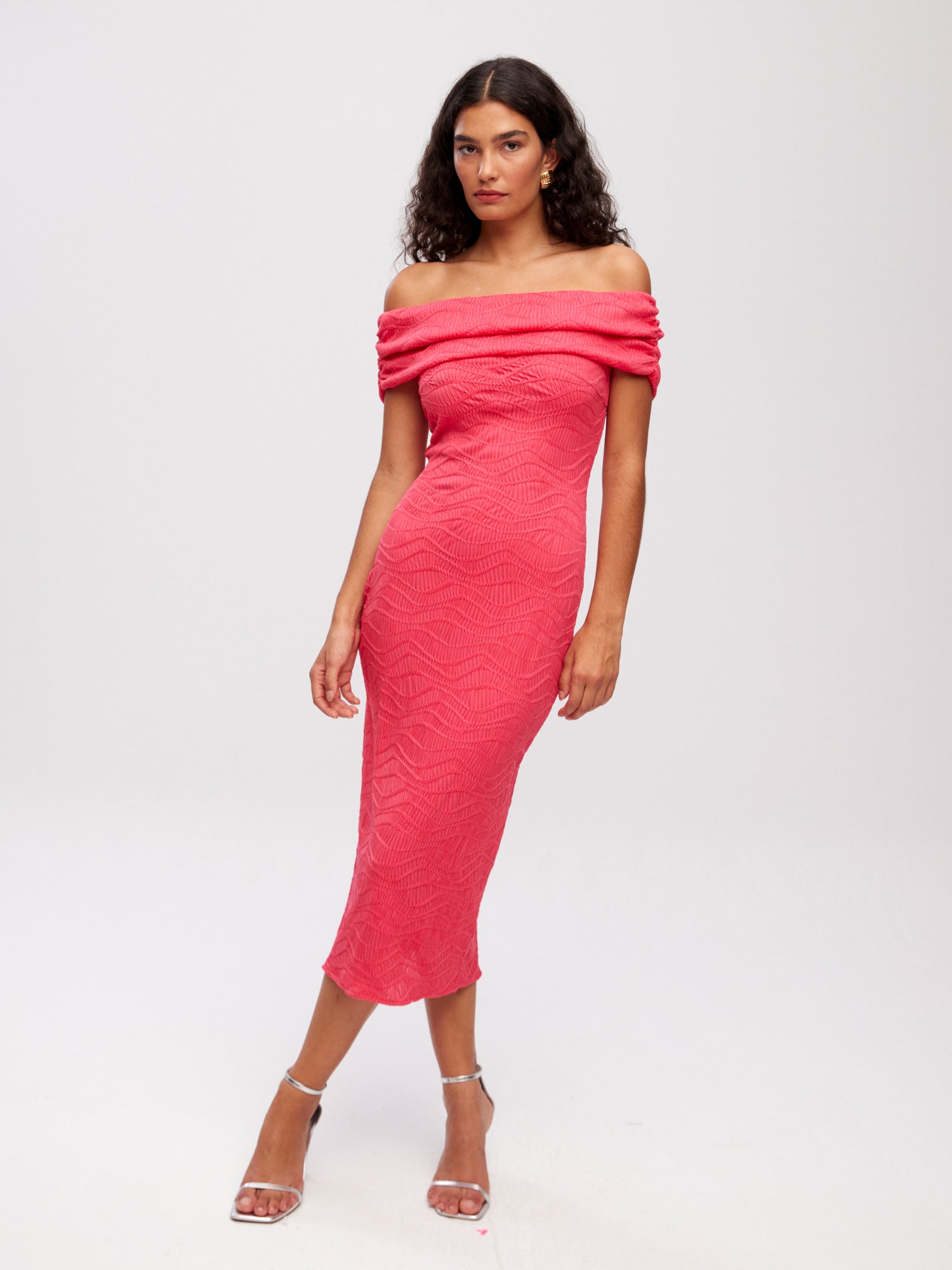 mioh | GABBIANI PINK - Vestido midi escote bardot punto rosa para invitada de boda, fiesta y evento. Tendencia vestidos invitada Primavera Verano 2024. MIOH la marca española de vestidos más de moda