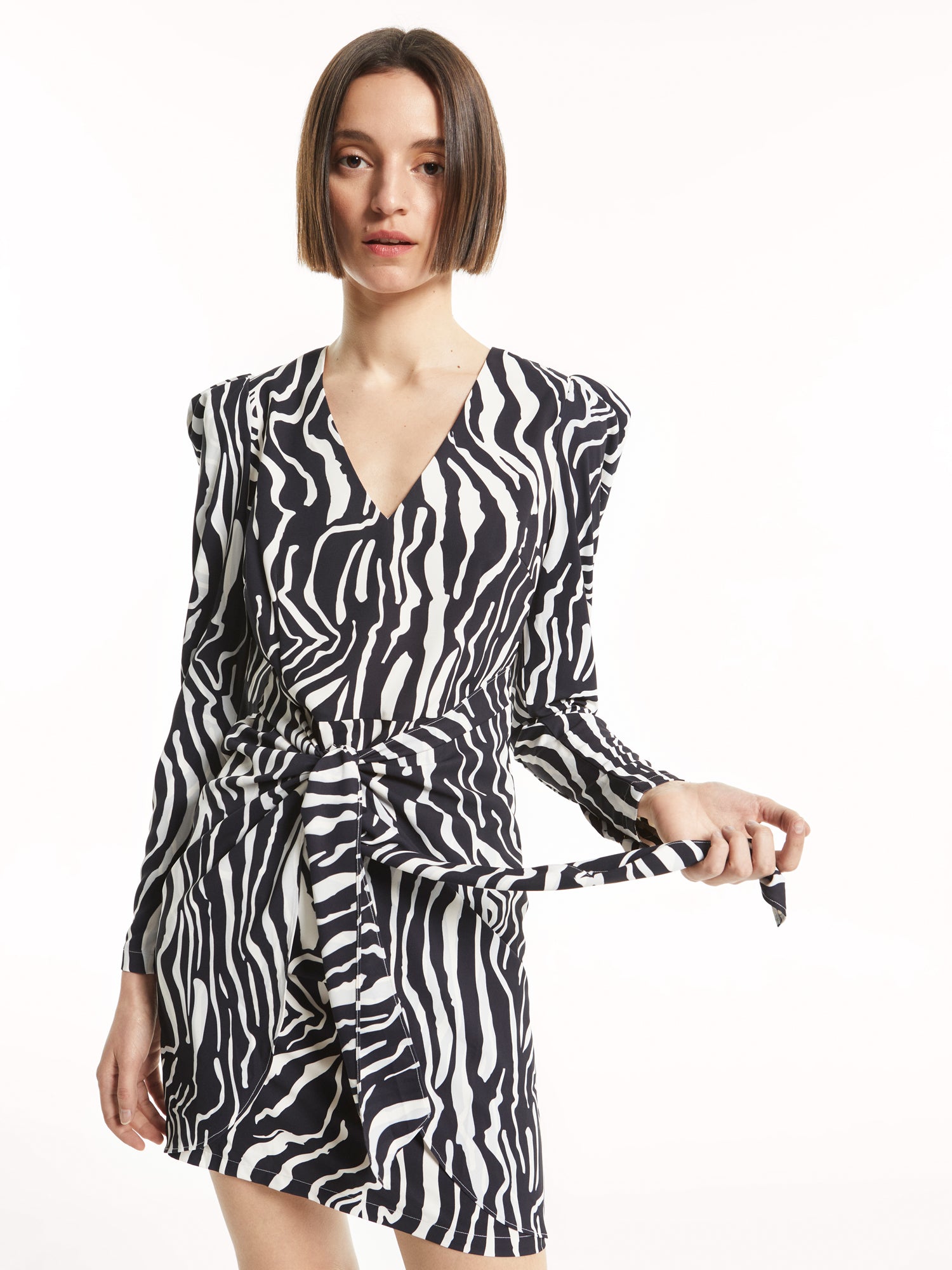 mioh | INDIE WAVES - Vestido corto para invitada de boda y eventos. Vestido corto estampado blanco y negro de invitada de boda y fiesta, pura tendencia. El INDIE es un vestido para ponerte una y otra vez. Serás la invitada perfecta, e irás ideal en toda clase de ocasiones. Sienta como un guante. Sin duda, vestido tendencia 2022 y uno de los modelos de la temporada Otoño Invierno 22.