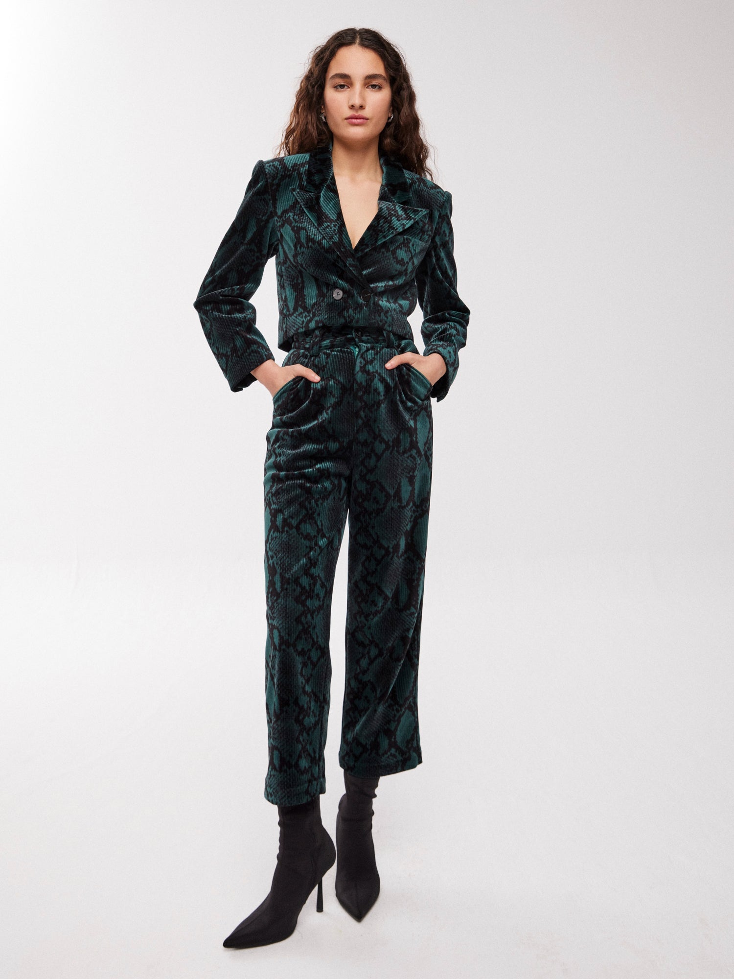 mioh | JAMES SAUVAGE - Torera cruzada serpiente tendencia fw23 street style. Pura tendencia vogue FW23. MIOH marca española moda famosas instagramers