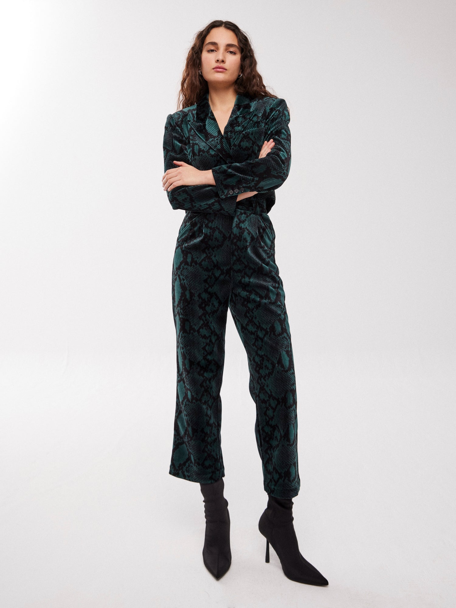 mioh | JAMES SAUVAGE - Torera cruzada serpiente tendencia fw23 street style. Pura tendencia vogue FW23. MIOH marca española moda famosas instagramers