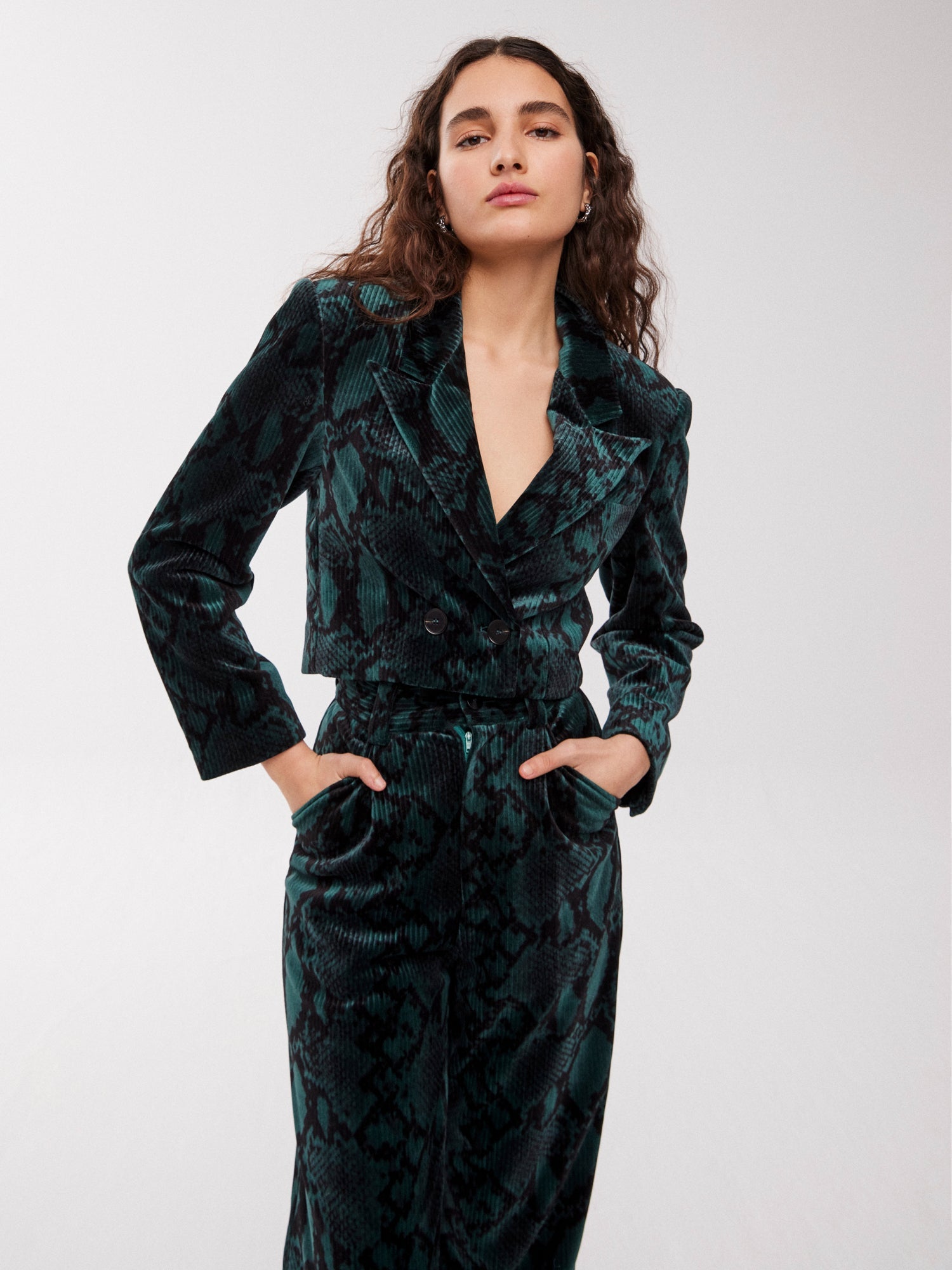 mioh | JAMES SAUVAGE - Torera cruzada serpiente tendencia fw23 street style. Pura tendencia vogue FW23. MIOH marca española moda famosas instagramers