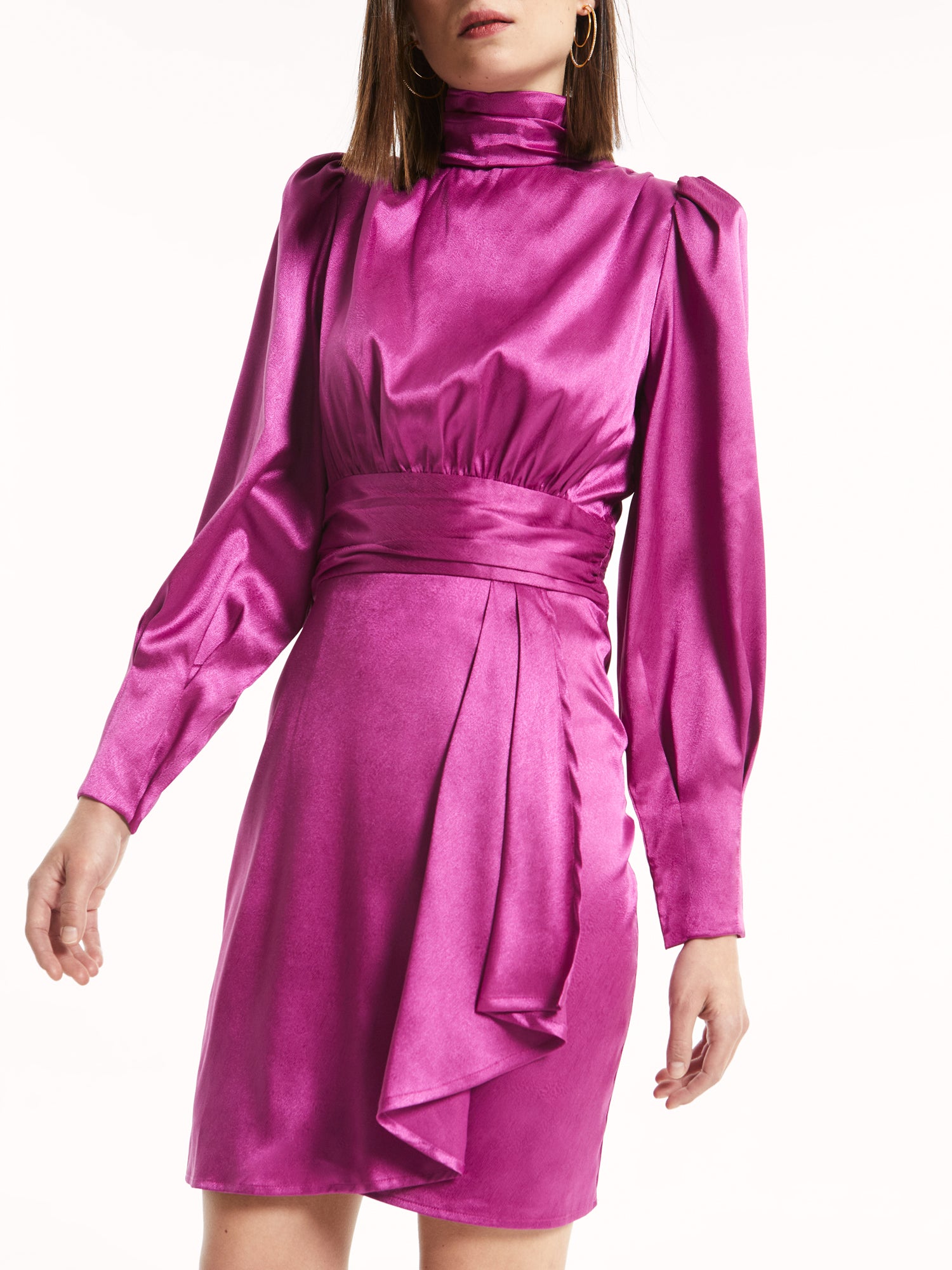 mioh | OPERA MAGENTA - Vestido corto para invitada de boda y eventos. Vestido de boda corto de jacquard OPERA MAGENTA. Vestido para ser la invitada perfecta esta temporada Otoño Invierno 2022. Precioso color rosa con cuello alto, tela de gran calidad. Fácil y elegante, es un vestido que te pondrás una y otra vez. Acierto seguro.