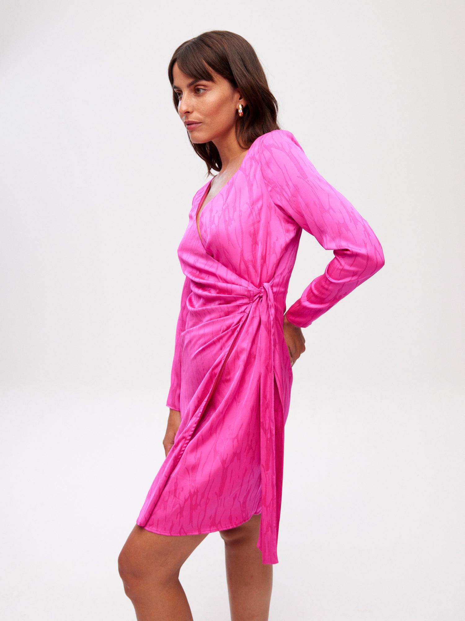mioh | PORTER PINK - Vestido wrap corto manga larga JCQRD rosa para invitada de boda, fiesta y evento. Tendencia vestidos invitada Primavera Verano 2024. MIOH la marca española de vestidos más de moda