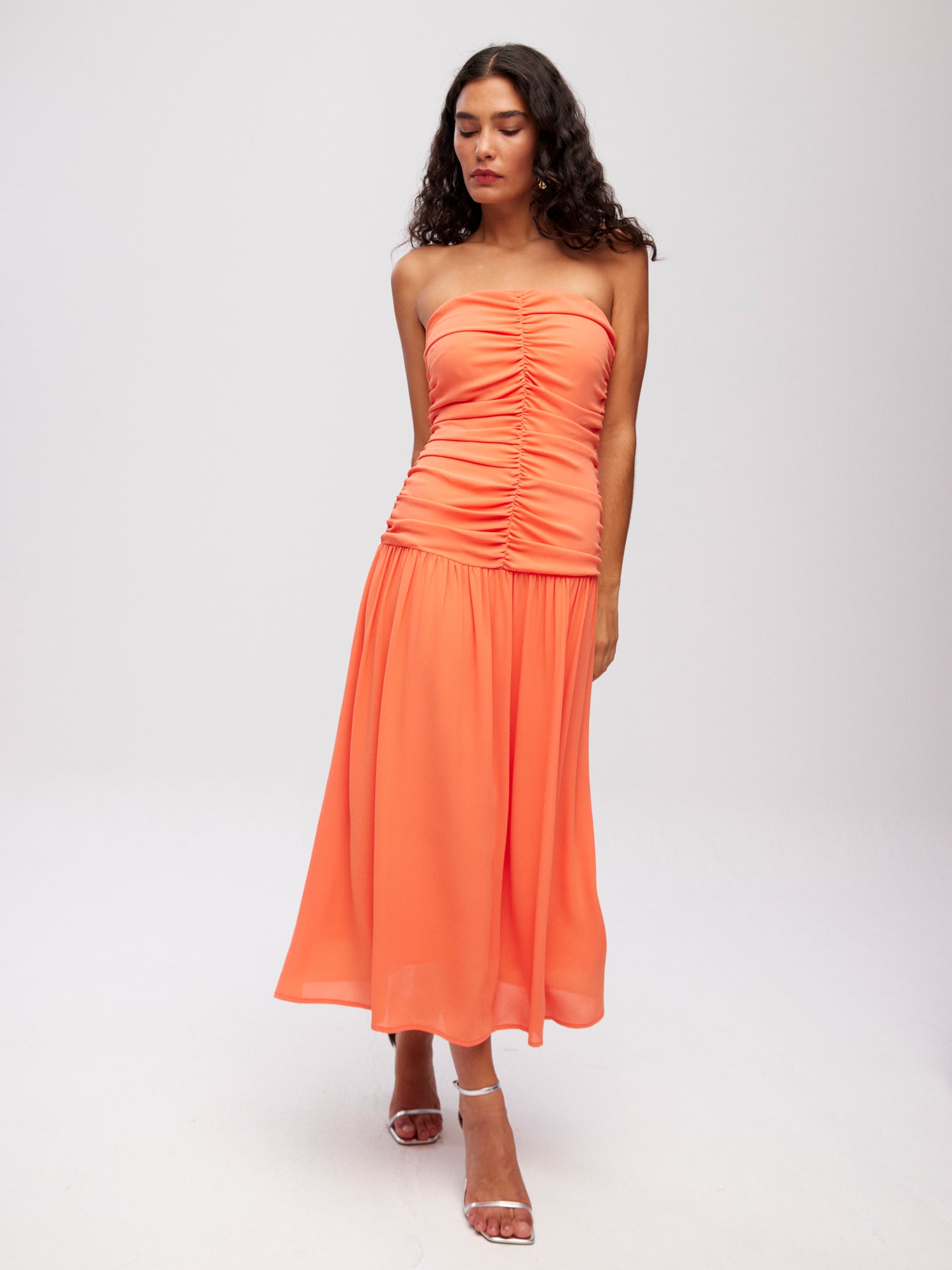 mioh | PORTOFINO ORANGE - Vestido midi drapeado vuelo naranja para invitada de boda, fiesta y evento. Tendencia vestidos invitada Primavera Verano 2024. MIOH la marca española de vestidos más de moda