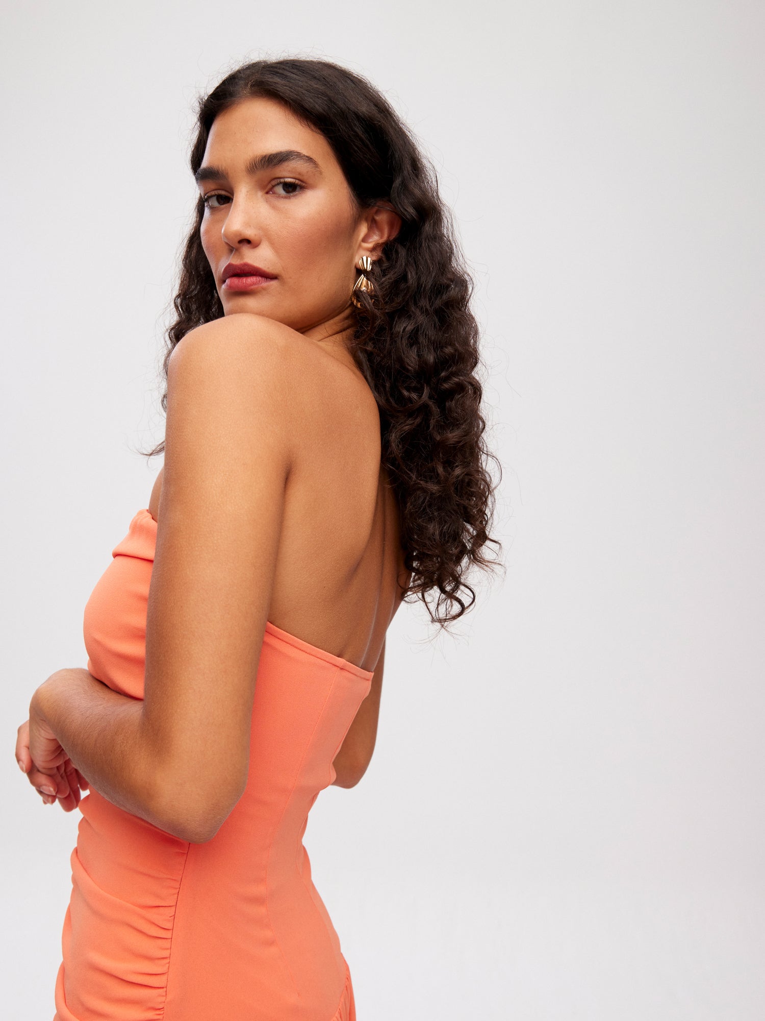 mioh | PORTOFINO ORANGE - Vestido midi drapeado vuelo naranja para invitada de boda, fiesta y evento. Tendencia vestidos invitada Primavera Verano 2024. MIOH la marca española de vestidos más de moda