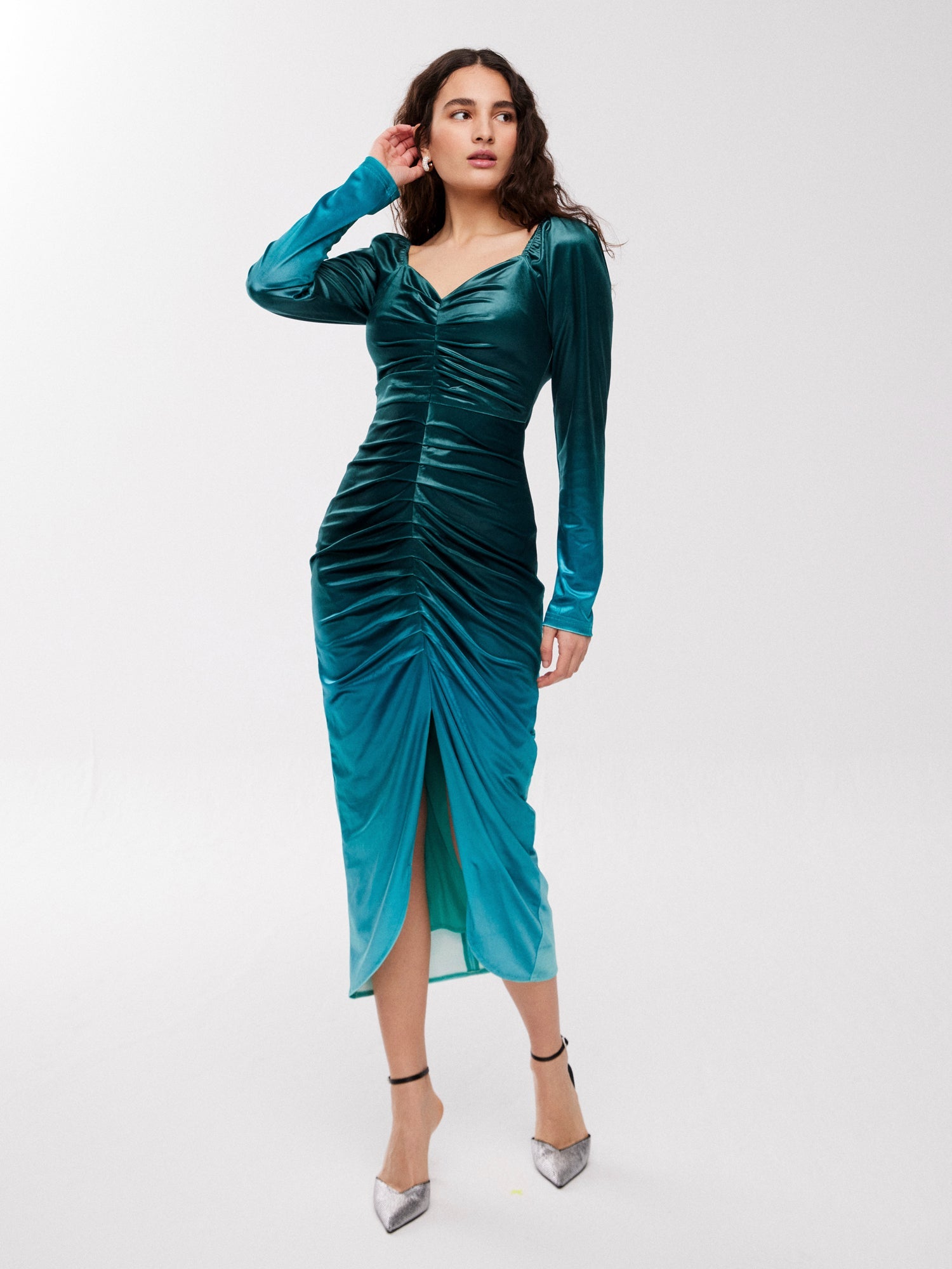 mioh | REDFORD GREENFUL - Vestido midi largo para invitada boda y fiesta. Pura tendencia vogue FW23. MIOH marca española moda famosas instagramers