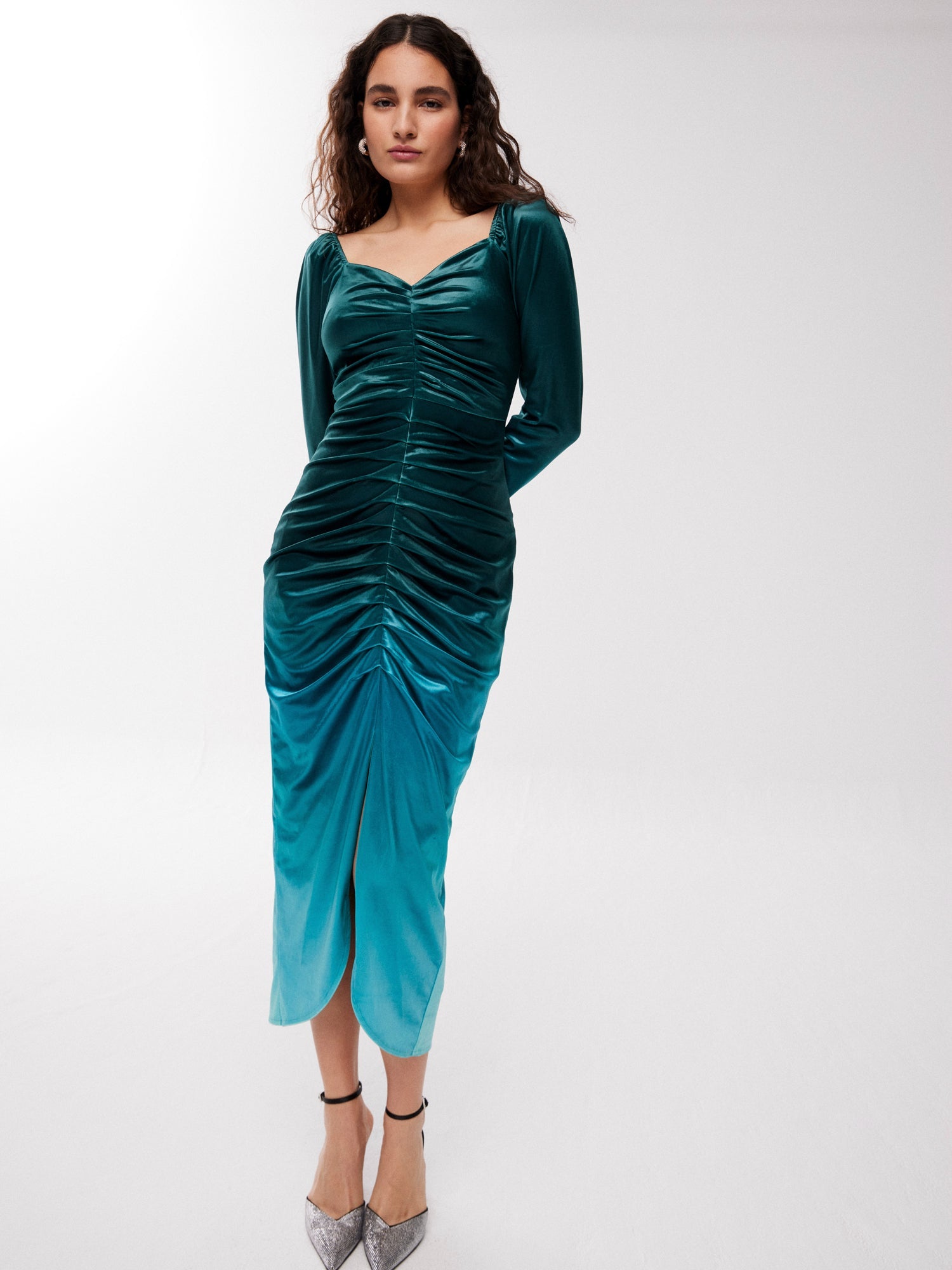 mioh | REDFORD GREENFUL - Vestido midi largo para invitada boda y fiesta. Pura tendencia vogue FW23. MIOH marca española moda famosas instagramers