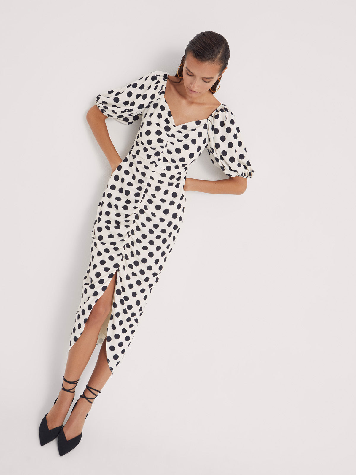 mioh | RITA DOTS - Vestido drapeado lunares para invitada boda, fiesta y evento