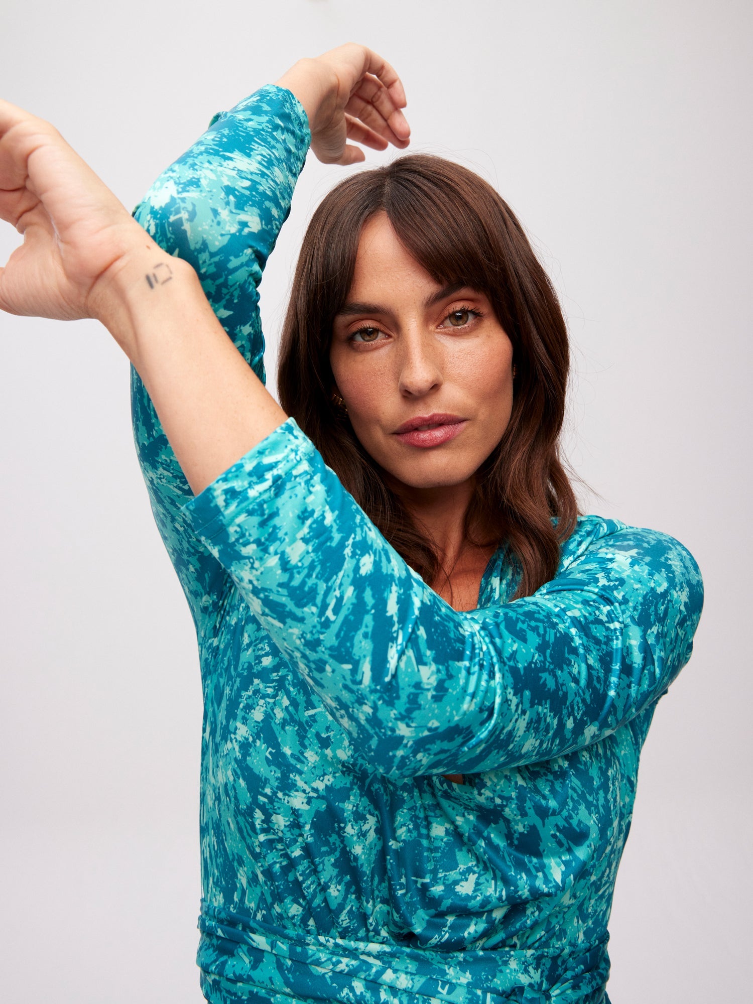 mioh | SANSONE SPLASH - Vestido corto drapeado lazo manga larga print verde para invitada de boda, fiesta y evento. Tendencia vestidos invitada Primavera Verano 2024. MIOH la marca española de vestidos más de moda