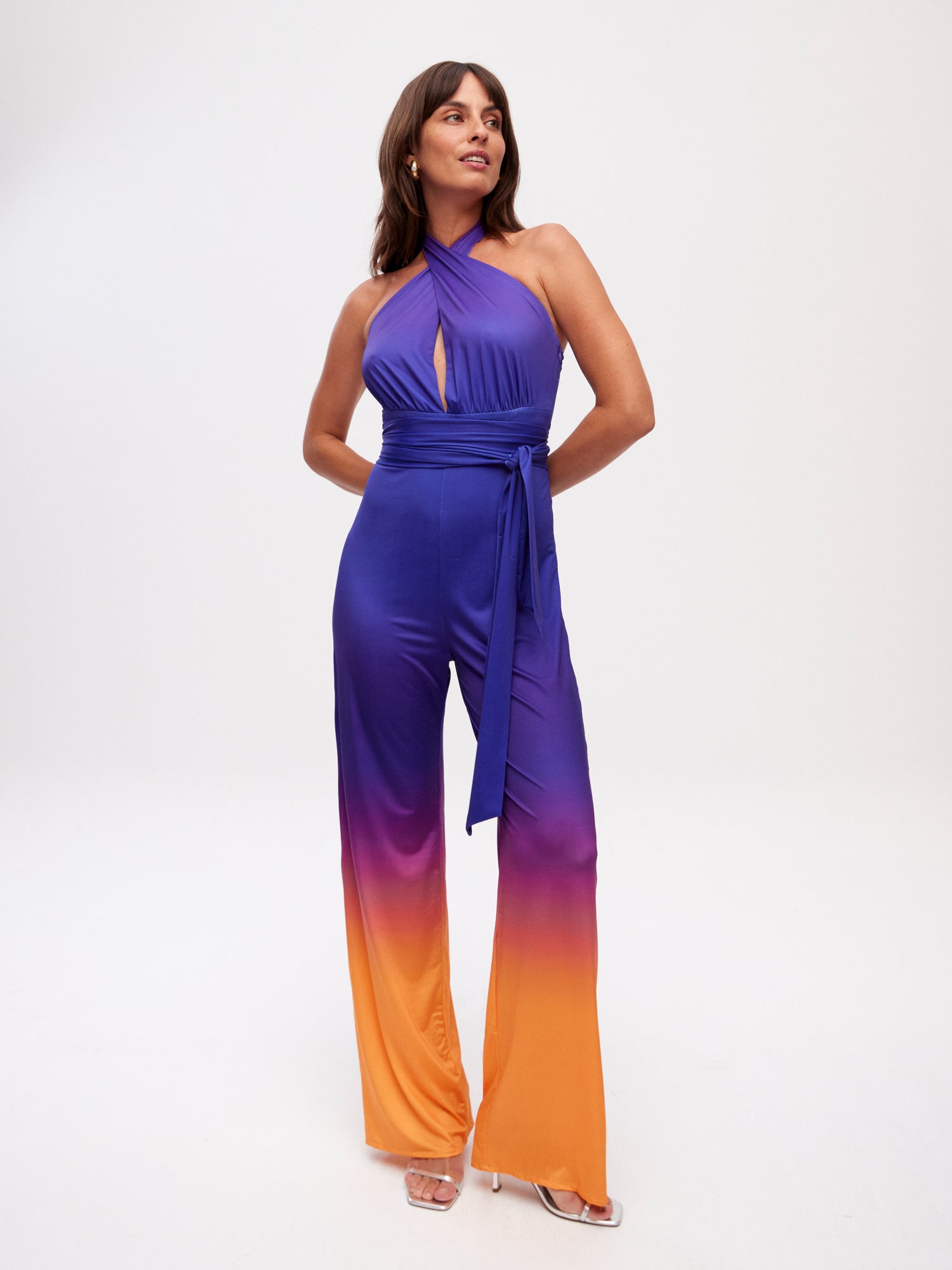 mioh | SANTA COLOR - Mono con cinturón colores degradé para invitada de boda, fiesta y evento. Tendencia vestidos invitada Primavera Verano 2024. MIOH la marca española de vestidos más de moda