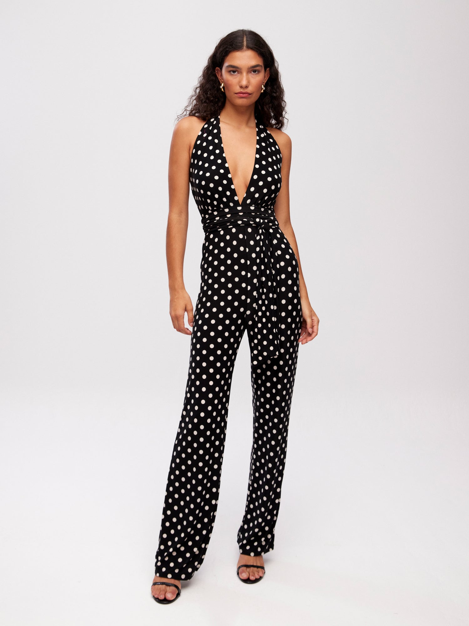 mioh | SANTA DOTS - Mono con cinturón lunares para invitada de boda, fiesta y evento. Tendencia vestidos invitada Primavera Verano 2024. MIOH la marca española de vestidos más de moda