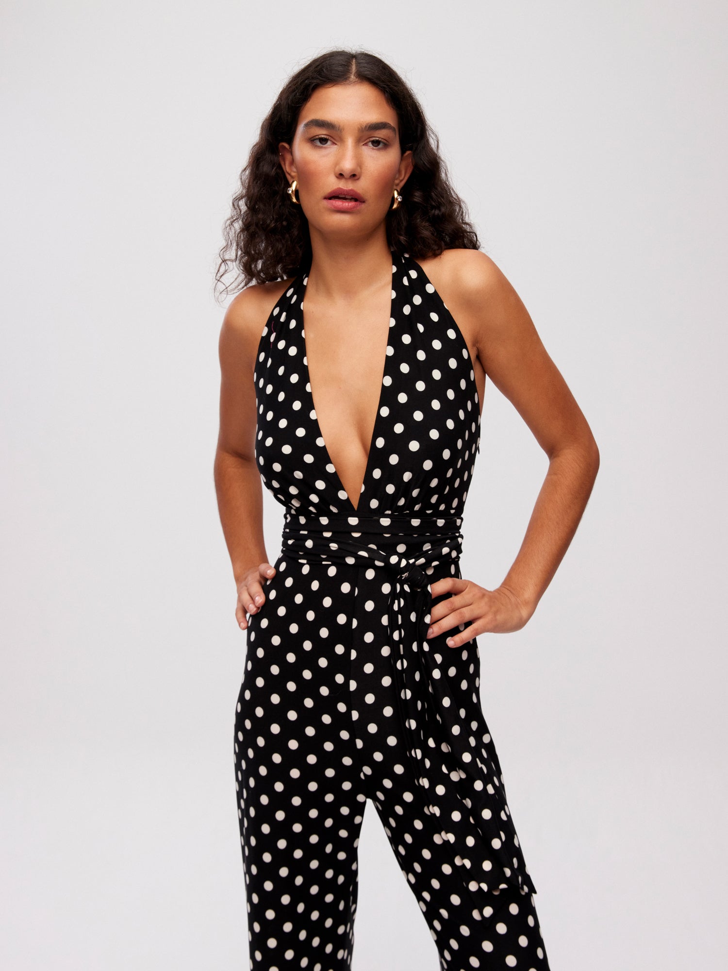 mioh | SANTA DOTS - Mono con cinturón lunares para invitada de boda, fiesta y evento. Tendencia vestidos invitada Primavera Verano 2024. MIOH la marca española de vestidos más de moda