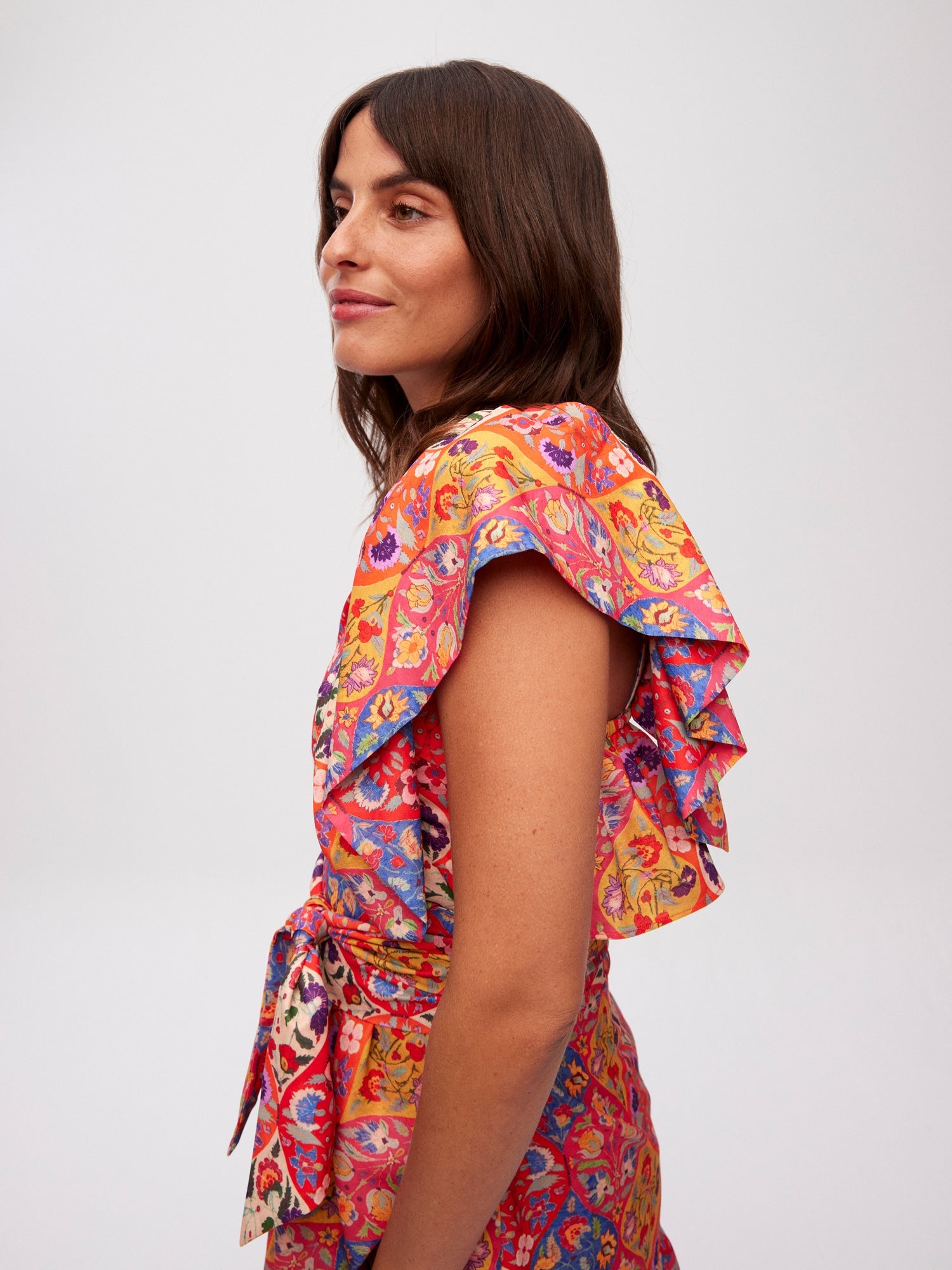 mioh | SATUNA - Vestido corto asimétrico volantes print folk para invitada de boda, fiesta y evento. Tendencia vestidos invitada Primavera Verano 2024. MIOH la marca española de vestidos más de moda