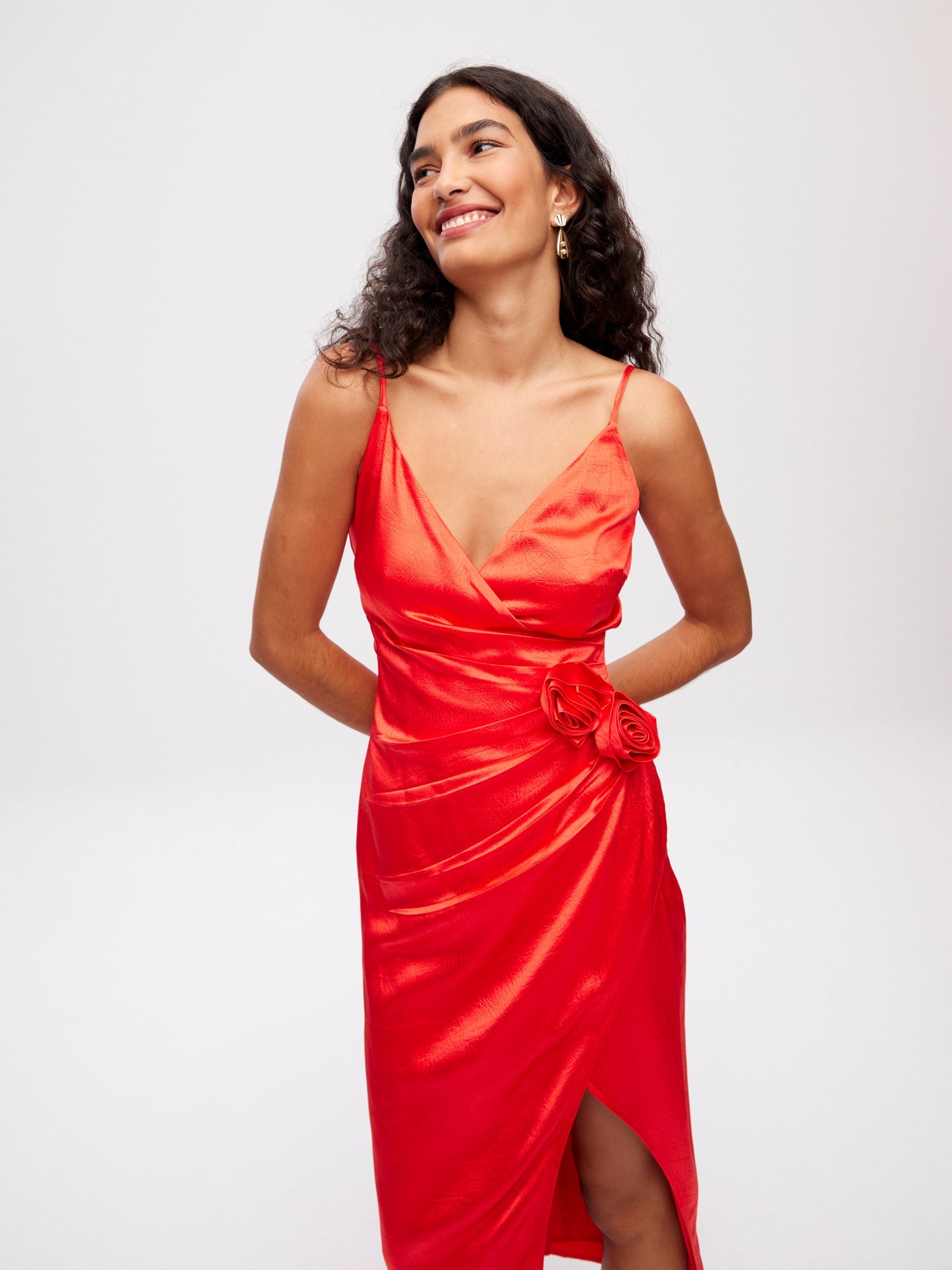 mioh | SORRENTO CORAL - Vestido midi tirantes coral flor cintura para invitada de boda, fiesta y evento. Tendencia vestidos invitada Primavera Verano 2024. MIOH la marca española de vestidos más de moda