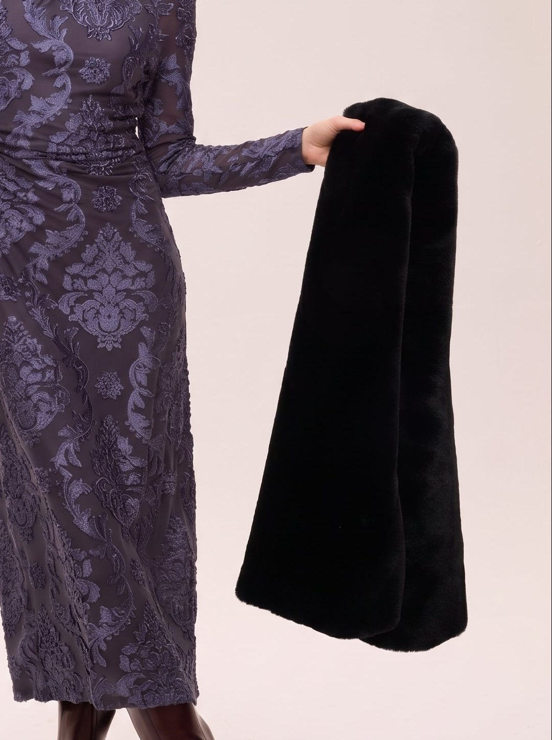 CROWD BLACK - Black faux fur stole