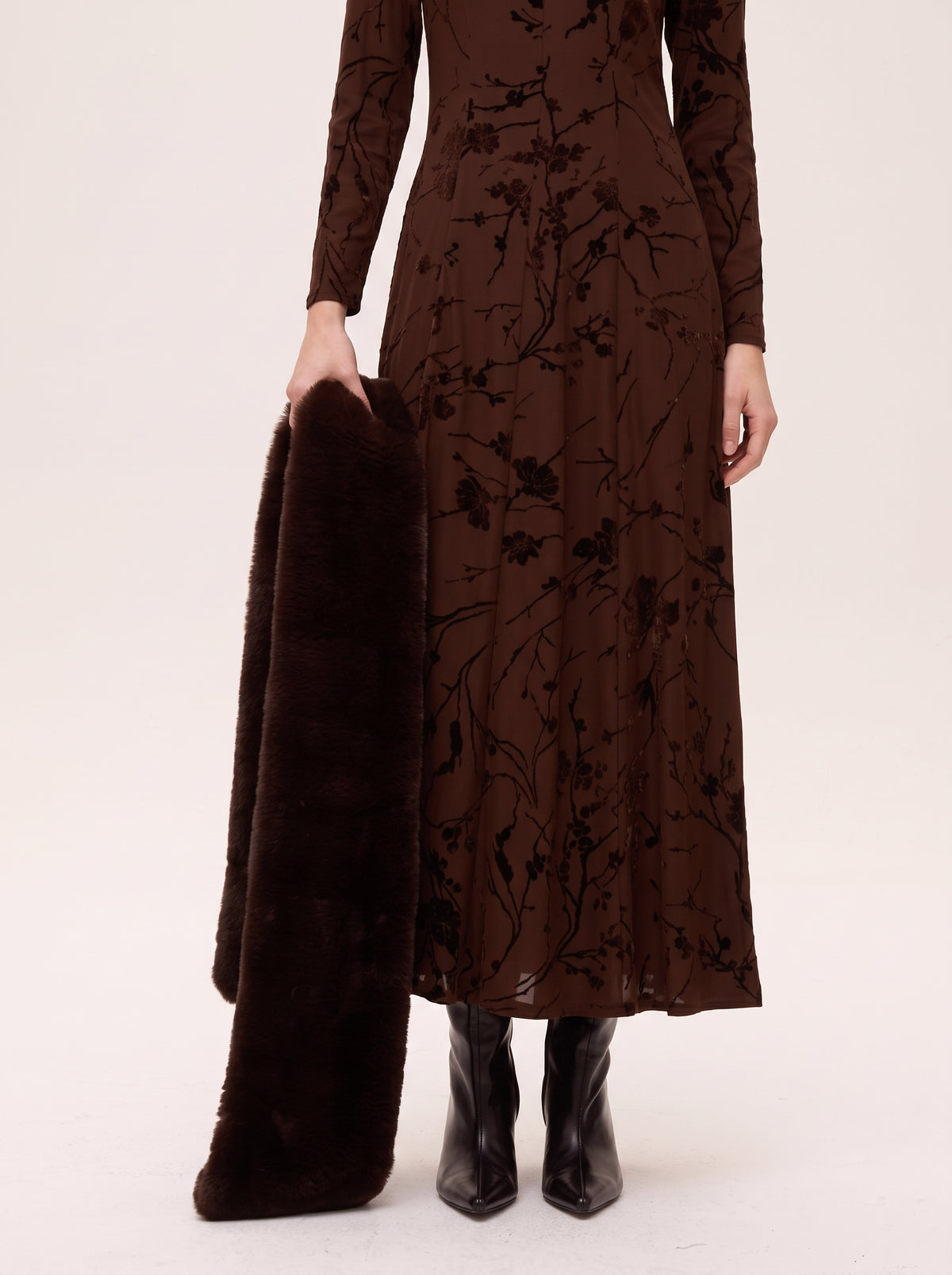 mioh | CROWD BROWN - Estola faux fur marrón. Vestidos de fiesta para invitadas de boda perfectas. Marca española de moda