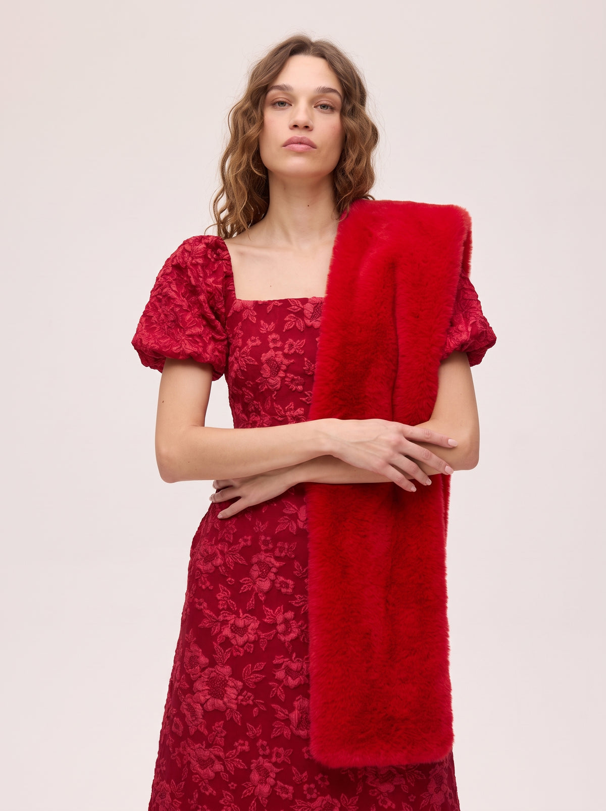 CROWD RED - Estola faux fur rojo